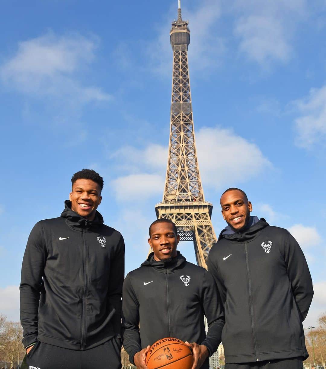 NBAさんのインスタグラム写真 - (NBAInstagram)「Ahead of Friday’s #NBAParis Game, the @bucks & @hornets took team portraits at the Eiffel Tower!」1月23日 23時38分 - nba