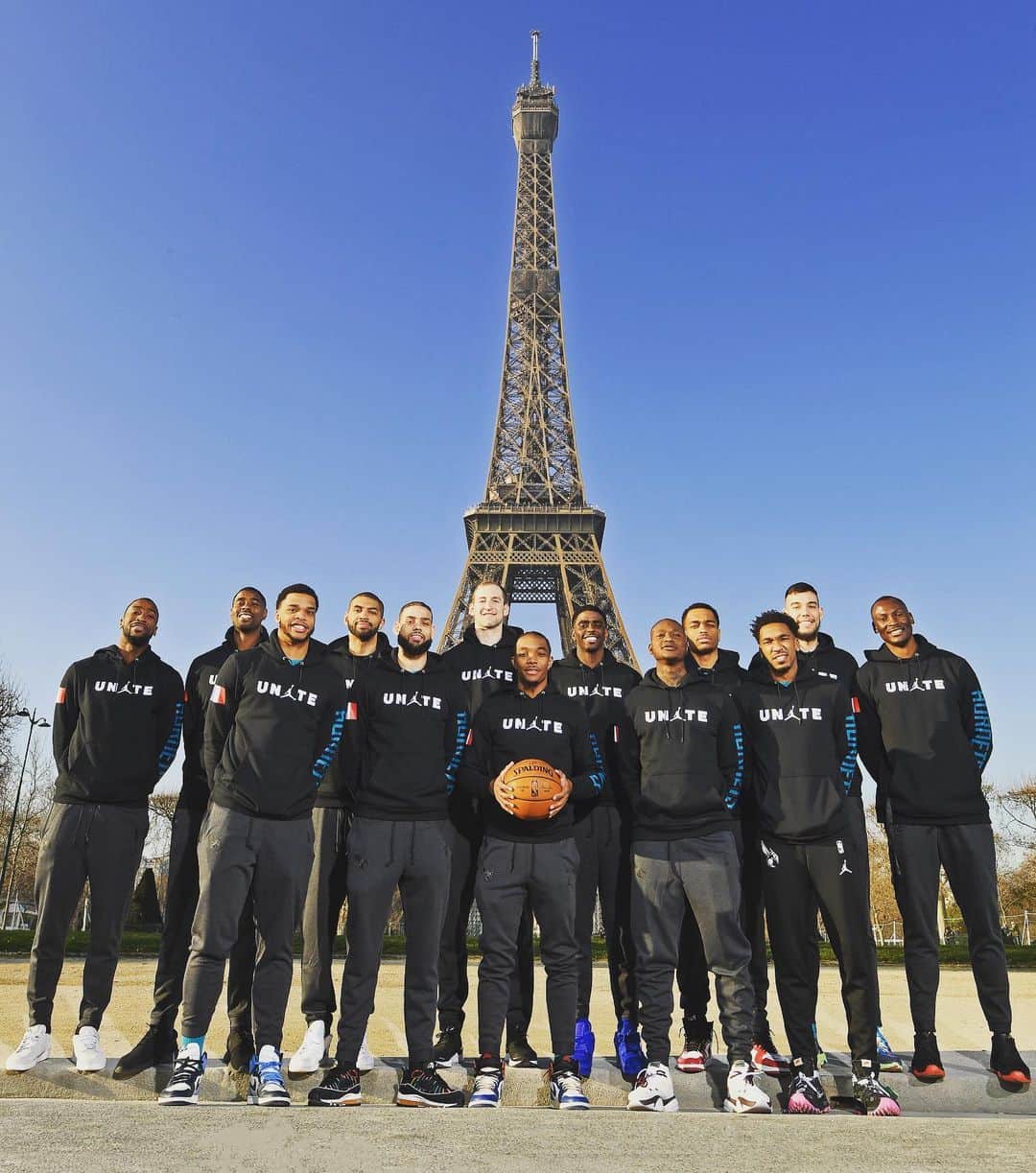 NBAさんのインスタグラム写真 - (NBAInstagram)「Ahead of Friday’s #NBAParis Game, the @bucks & @hornets took team portraits at the Eiffel Tower!」1月23日 23時38分 - nba