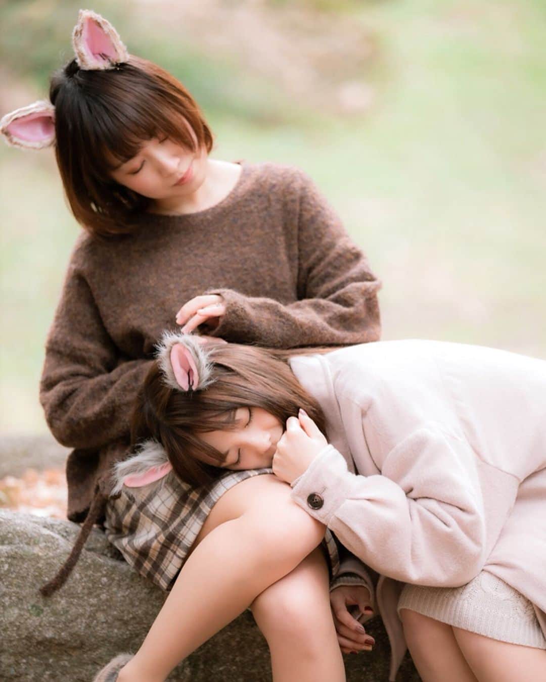 ワンサイド福岡さんのインスタグラム写真 - (ワンサイド福岡Instagram)「model：佐藤 あつ ＆齋藤 花 photo by： @kuroking1169 ＊ ケモ耳ポートレート撮影会のお写真です。 誠にありがとうございます。 ＊ 可愛い女の子同士がいちゃいちゃしてる様子っていいですよね…！ ＊ #ケモ耳  #小動物系女子  #可愛いは正義  #萌える  #福岡モデル  #ポートレート #ポートレートモデル  #ポートレートしま専科  #福岡被写体  #被写体モデル  #被写体になります  #撮影会モデル #福岡撮影会モデル  #福岡撮影会 #モデル撮影会 #ワンサイド福岡 #ワンサイド撮影会 #福岡ポートレート  #福岡カメラ部  #写真撮ってる人と繋がりたい  #カメラマンさんと繋がりたい  #ファインダー越しの私の世界  #ポートレート部  #lovers_nippon_portrait  #good_portraits_world  #jp_portrait部  #girl #japanesegirl  #instagood #fukuoka_camera」1月23日 23時41分 - oneside_fukuoka