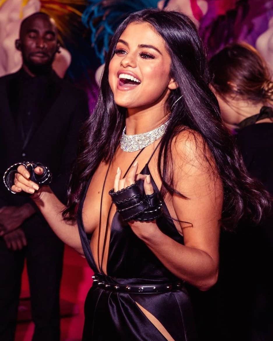 Always With Selenaのインスタグラム：「describe Selena in one word」