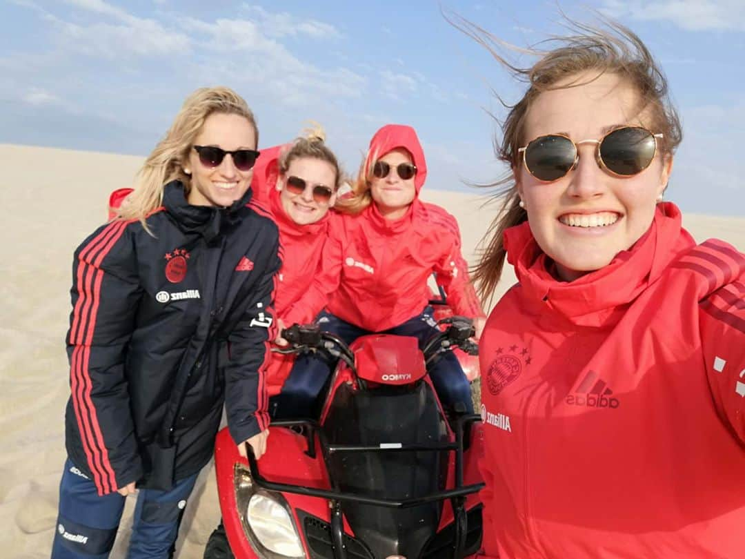 Kathy Hendrichさんのインスタグラム写真 - (Kathy HendrichInstagram)「Freier Tag mal anders 🐫☀️ #fcbayernfrauen #trainingslager #doha #beifahrerkannich @fcbfrauen」1月23日 23時50分 - kathy_hendrich