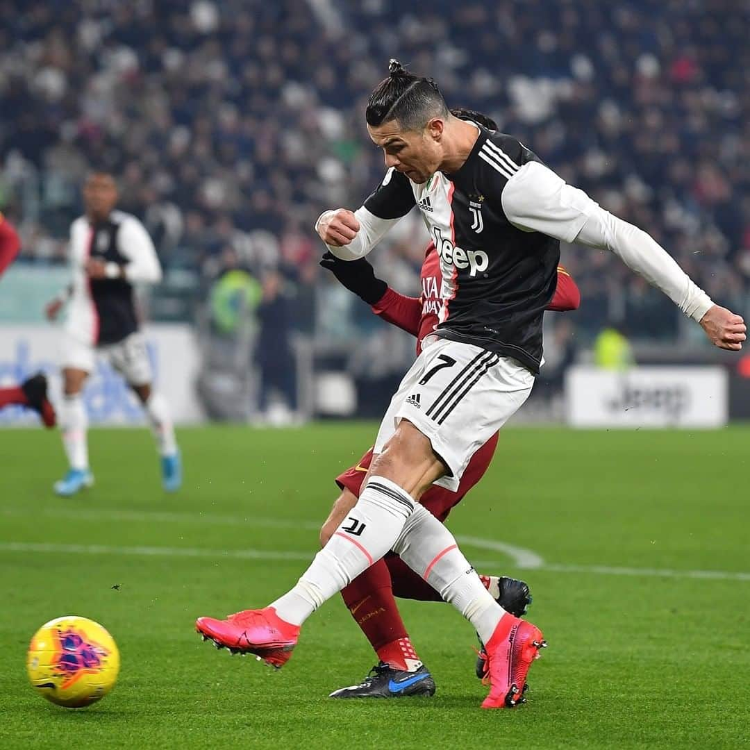 ユヴェントスFCさんのインスタグラム写真 - (ユヴェントスFCInstagram)「The moment you're about to score your goal n. FORTY-SEVEN with Juve 🔥⚪️⚫️ #JuveRoma #ForzaJuve #CR7JUVE」1月23日 23時50分 - juventus