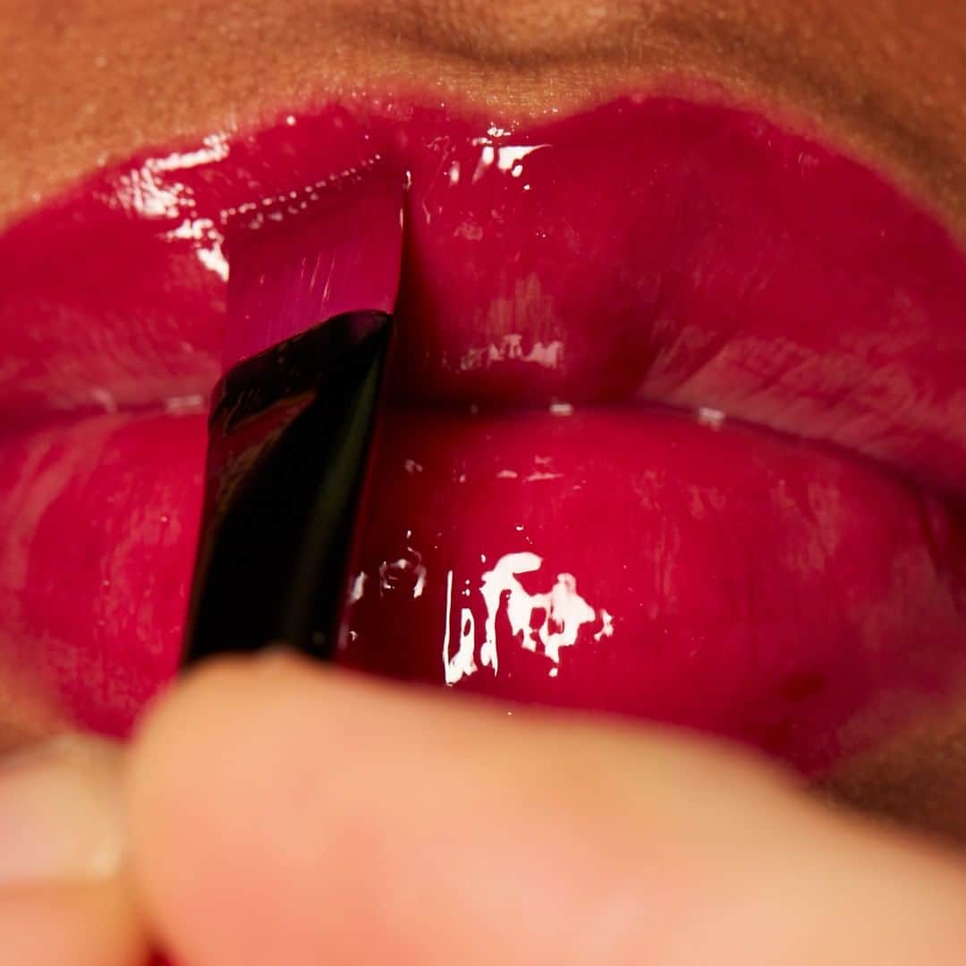 Smashboxのインスタグラム：「In gloss we trust. 💋 Always on Cream to Matte Lipstick in ‘Besos’ 💋 Gloss Angeles Extra Shine」