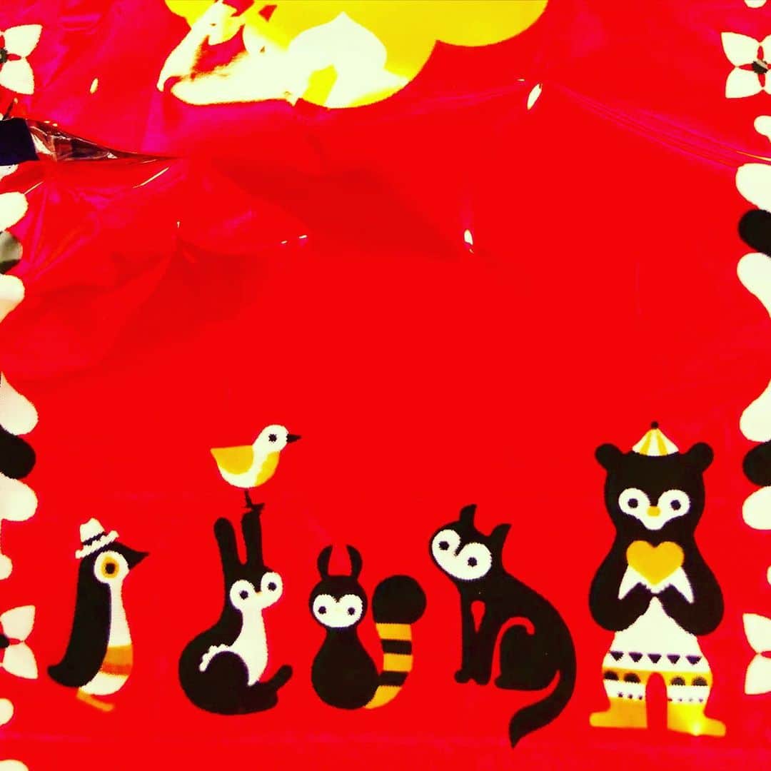 藤田朋子さんのインスタグラム写真 - (藤田朋子Instagram)「頂きもののチョコレートの包み紙🍫 かわいい😍 動物達🐻😾🐿 #包み紙 #クランチチョコ」1月24日 0時11分 - chiendormant