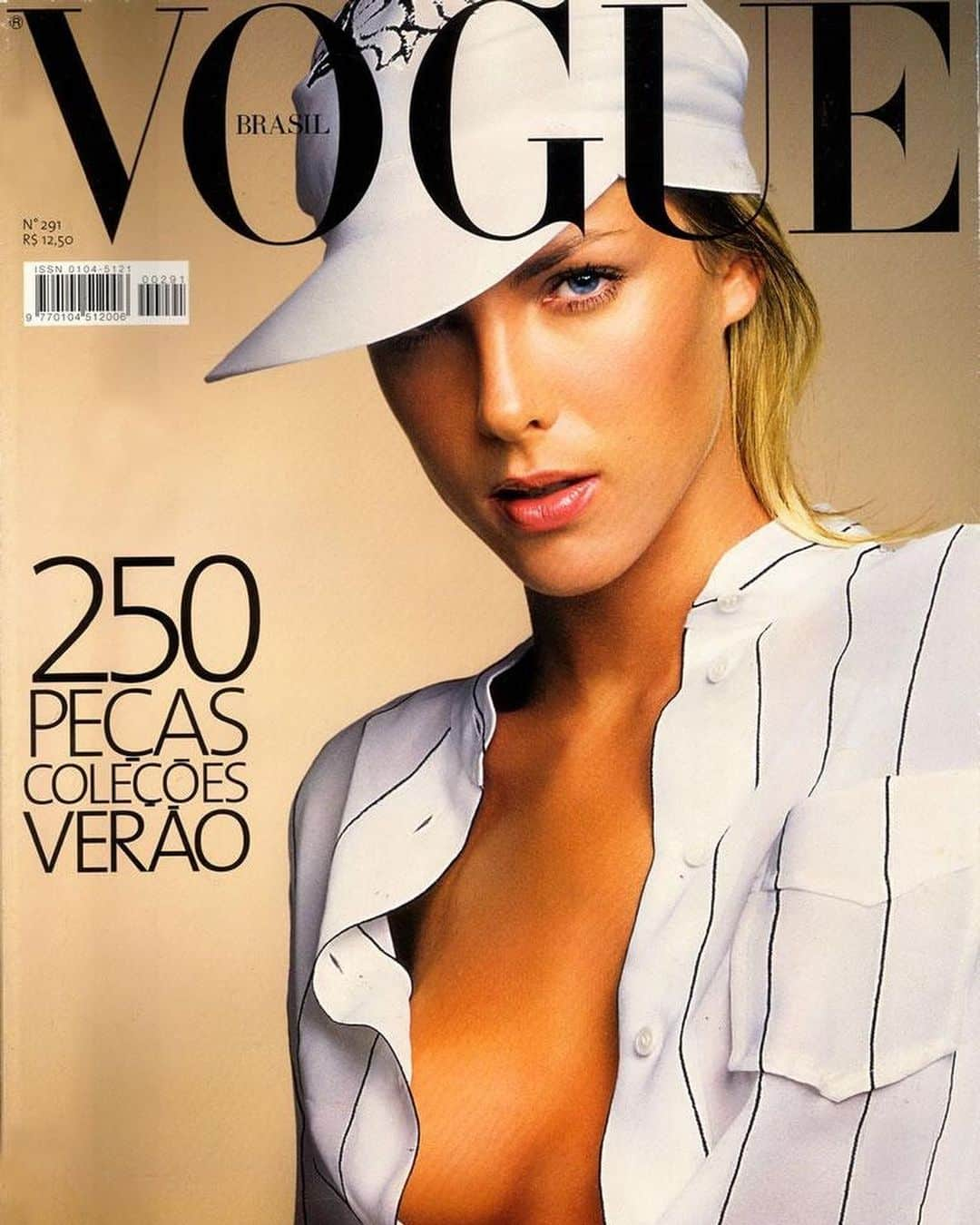 Ana Hickmannさんのインスタグラム写真 - (Ana HickmannInstagram)「Hoje é dia de #TBT e eu queria dividir com vocês essas capas da revista @voguebrasil. Fotos lindas feitas por grandes profissionais como Miro de Souza, Jacques Dequeker, Paschoal Rodrigues - entre outros. Saudade dessa época, desses cortes de cabelo e dessas diversas tonalidades. Esse ano eu vou ousar com o meu cabelo!!! Vem novidade por aí 👀😉 #vogue #capavouge #moda #style #hair #hojeemdia #record.」1月24日 0時07分 - ahickmann