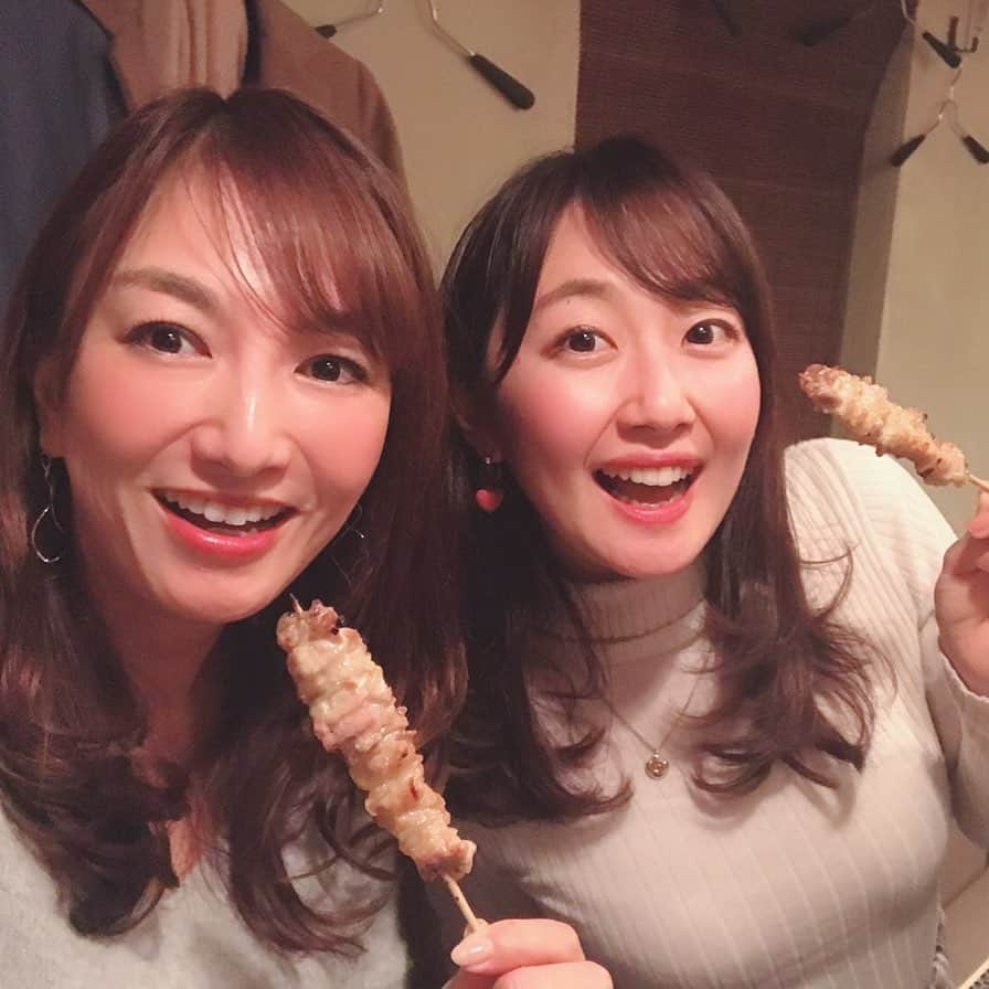 佐竹明咲美さんのインスタグラム写真 - (佐竹明咲美Instagram)「元RSKアナウンサーの 守口さんにお会いしました😍  テレビせとうちのころは 自局のニュースの生放送が終わったあと 各局のニュースを拝見して勉強させていただいていたので、 守口さんの説得力のある読みは憧れでした🥺  お会いするととても気さくで、 私の話をたくさん笑って聞いてくださるので、 お喋りが止まりませんでした😂 岡山弁と讃岐弁が恋しくなる話しや、 678chテレビまつりの話し、 ファジアーノ取材の話しなど、 懐かしい思い出話もできて心が満ち満ちでした💕  そして！ こちらのお店の焼き鳥が ほっぺが落ちるくらいおいしかったのです！ 特にささみが 歯が当たっただけで柔らかさが分かり、 噛む前に、おいしいっ！と言ってしまいました😋笑 レバーもカリッ、トローッという 絶妙な焼き加減🤤 焼き立てを食べたくて 焼き鳥だけの写真はございません🙇‍♀️. .  #焼き鳥　#鳥敬　#おいしすぎる　#幸せの焼き鳥　#焼酎がとてもよく合いました　#守口さん　#肌がツヤツヤでした　#2軒目もいきました　#レモンサワー飲み比べました」1月24日 0時08分 - asami_satake