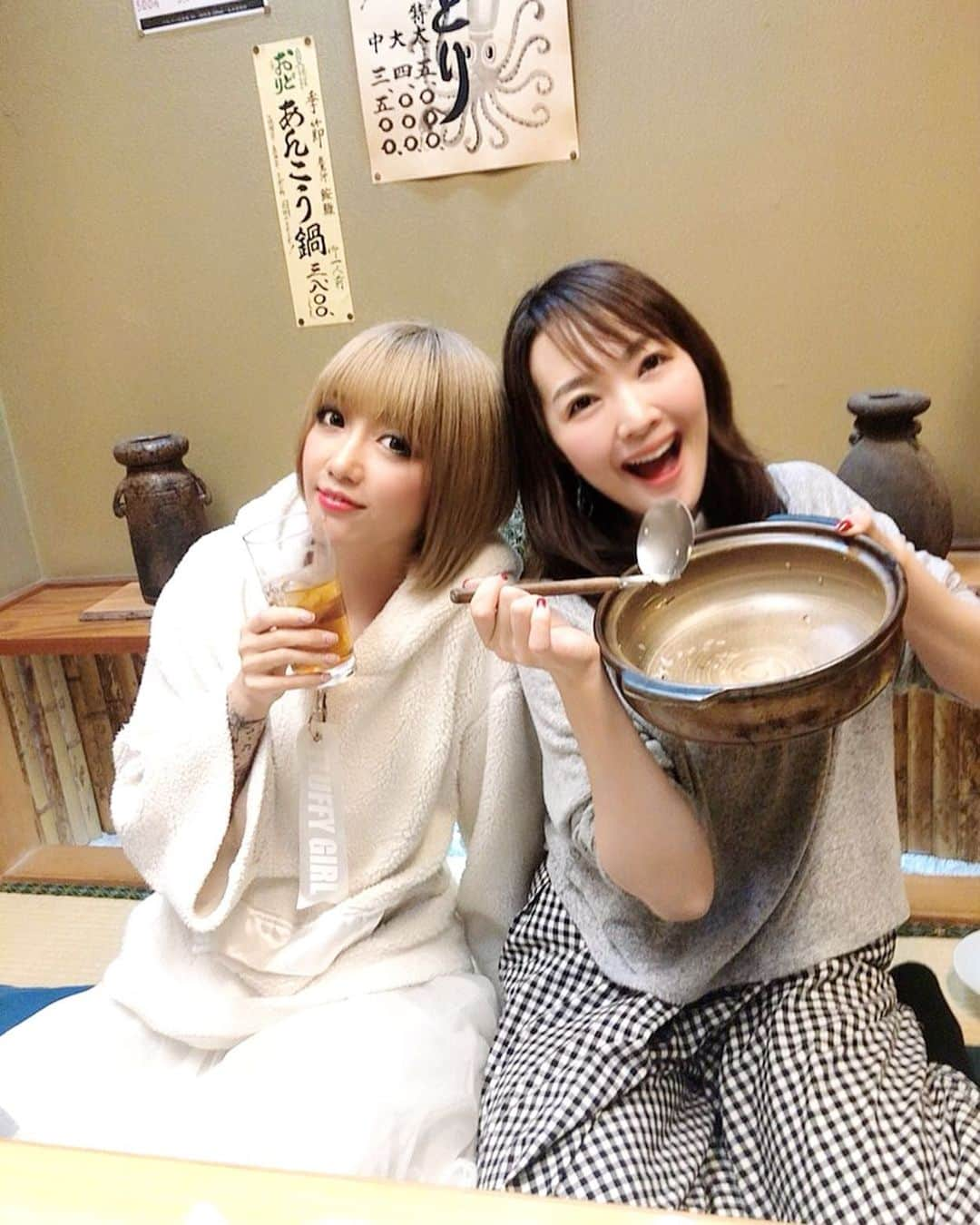 阿部桃子さんのインスタグラム写真 - (阿部桃子Instagram)「𓆡𓆉 ⠀ りの( @reno_vocal )の実家に ご飯食べに行ってきた〜 ⠀ フグ料理フルコースで食べて 〆にスッポン雑炊食べて ⠀ ⠀ りのパパにめちゃくちゃサービスしてもらって ⠀ ✧︎至福✧︎ ⠀ ⠀ りののパパもお兄ちゃんも みんな良い人&良い家族すぎ問題←  ちょ、待って、、、 ⠀ ⠀ 全然投稿しない私… まさかの3連チャンりの投稿 ⠀ ⠀ りのと会う日々を綴るアカウントになってる ⠀ どんだけ！ ⠀ ⠀ でもりのと会う時以外 仕事しかしてないのも事実w ⠀ ⠀ ⠀ もっと何か投稿しろ自分笑 ⠀ ⠀ #てっさ #てっちり #スッポン ⠀」1月24日 0時13分 - abemomoko_official