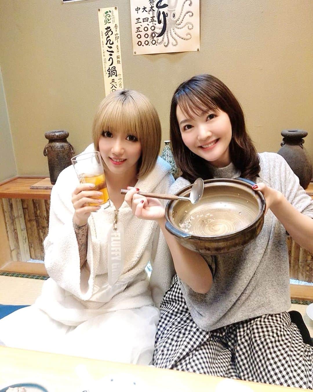 阿部桃子のインスタグラム：「𓆡𓆉 ⠀ りの( @reno_vocal )の実家に ご飯食べに行ってきた〜 ⠀ フグ料理フルコースで食べて 〆にスッポン雑炊食べて ⠀ ⠀ りのパパにめちゃくちゃサービスしてもらって ⠀ ✧︎至福✧︎ ⠀ ⠀ りののパパもお兄ちゃんも みんな良い人&良い家族すぎ問題←  ちょ、待って、、、 ⠀ ⠀ 全然投稿しない私… まさかの3連チャンりの投稿 ⠀ ⠀ りのと会う日々を綴るアカウントになってる ⠀ どんだけ！ ⠀ ⠀ でもりのと会う時以外 仕事しかしてないのも事実w ⠀ ⠀ ⠀ もっと何か投稿しろ自分笑 ⠀ ⠀ #てっさ #てっちり #スッポン ⠀」