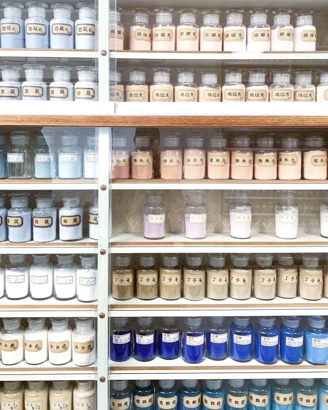 Veronica Halimさんのインスタグラム写真 - (Veronica HalimInstagram)「Visiting fourth generations japanese pigment factory with @yoshie.816 and @fujitasenpai earlier today.  Such an amazing experience to see how they were made from shells and minerals to powder form. — #pigment #japanesepigment #shells #colors #painting #colors #vhcalligraphy #truffypi #truffypiinjapan #calligraphy」1月24日 0時16分 - truffypi