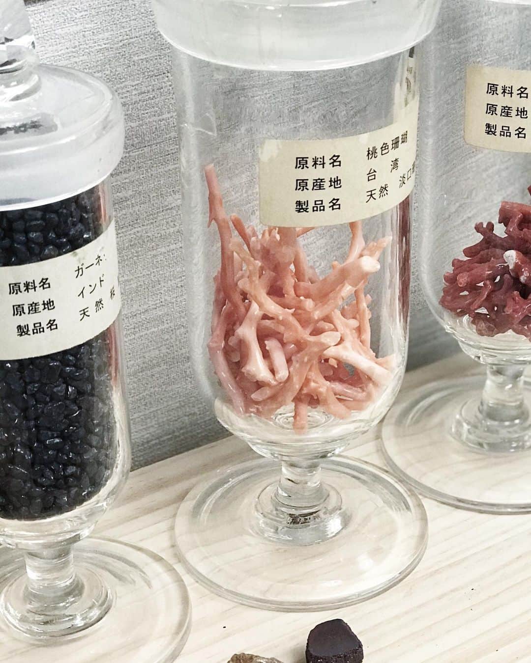 Veronica Halimさんのインスタグラム写真 - (Veronica HalimInstagram)「Visiting fourth generations japanese pigment factory with @yoshie.816 and @fujitasenpai earlier today.  Such an amazing experience to see how they were made from shells and minerals to powder form. — #pigment #japanesepigment #shells #colors #painting #colors #vhcalligraphy #truffypi #truffypiinjapan #calligraphy」1月24日 0時16分 - truffypi
