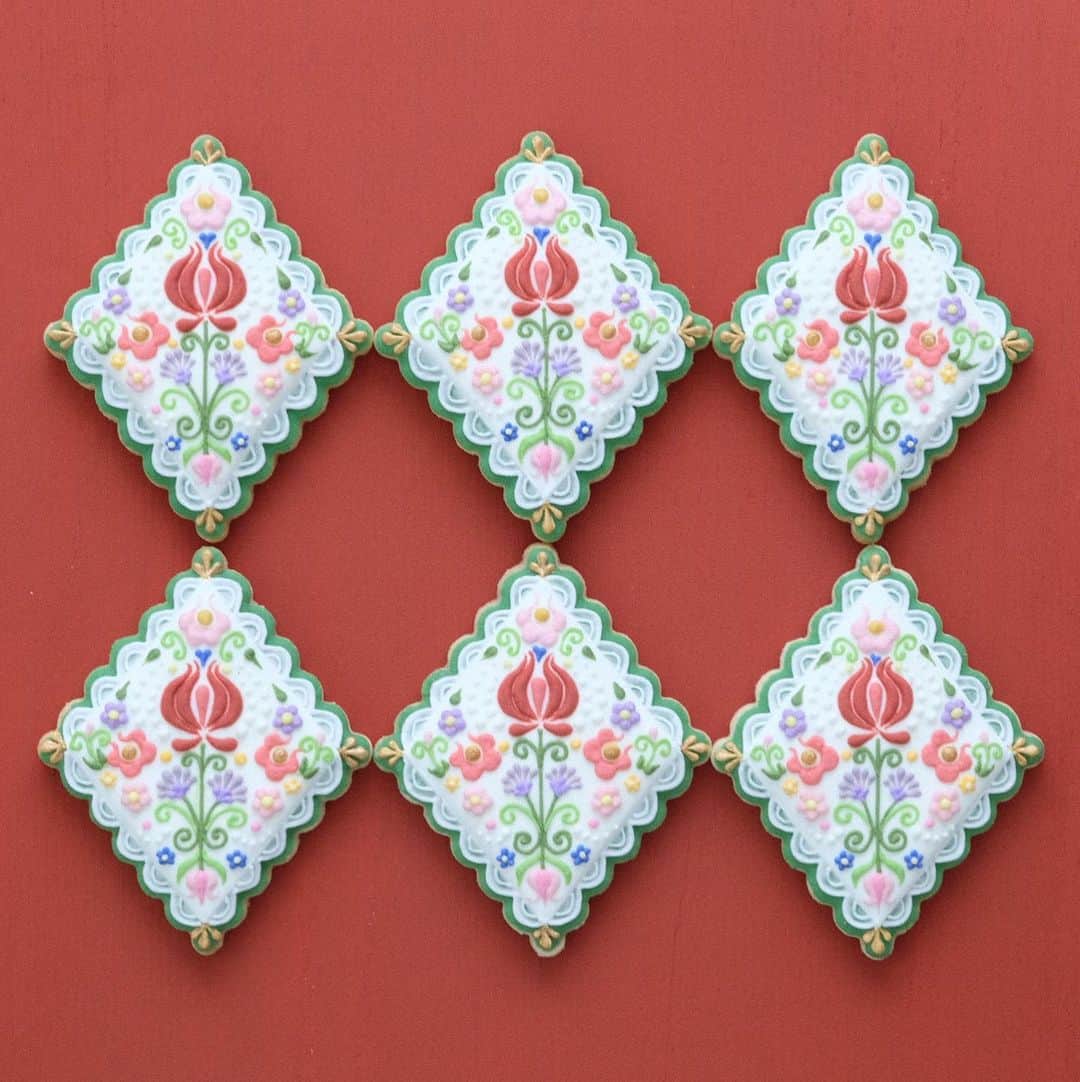 KUNIKAのインスタグラム：「Embroidery flower cookies💐﻿ Inspired by Zalipie from Poland.﻿ ﻿ 3年前には使わなかった色を好んで使うようになりました。﻿ 新しい色を組み合わせていくの、たのしい。﻿ いろいろなものを見て、心ときめくものが増えた証でしょうか🎨﻿ ﻿ このクッキーはポーランドのザリピエという小さな村に行った時の記憶から生まれました。﻿ 絵本の中に出てくる絵に描いたような世界がそのまま存在していて、歴史があって、なんとも魅力的な場所でした。﻿ まだまだ沢山つくりたい...!!!🌷﻿ ﻿ ﻿ ﻿ #artofkunika #sugarcookies #decoratedcookies #cookieart #decoratedsugarcookies #royalicing #royalicingcookies #cookiedecorating #customcookies #cookiesofinstagram #cookiedesign #cookieartist #instacookie #zalipie #poland #アイシングクッキー」