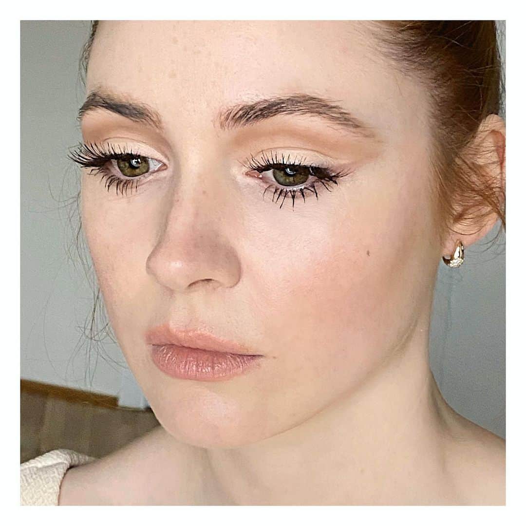JO BAKERのインスタグラム：「K A R E N • G I L L A N 🏴󠁧󠁢󠁳󠁣󠁴󠁿 Creme Anglaise ... cream eyeliner for #karengillan in #brazil last week... Inspired by the amazing #emiliawickstead 2 piece look!! Style @karlawelchstylist @emiliawickstead  Hair @bobbyeliot  Makeup by me #jobakermakeupartist #cremeanglaise #custard」