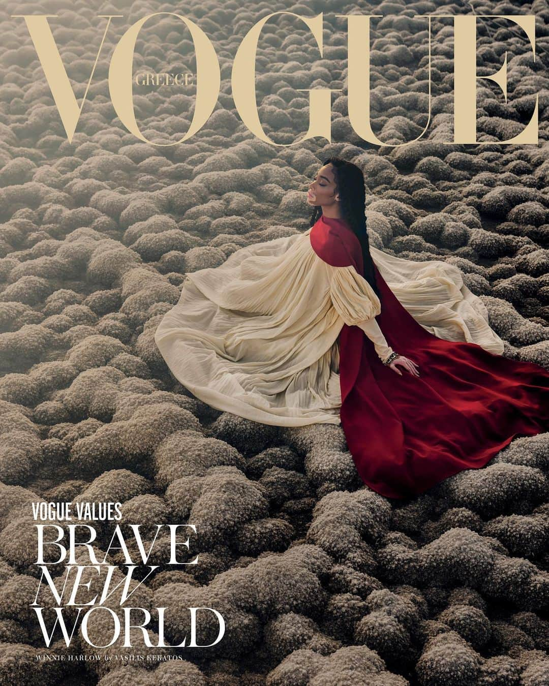 ウィニー・ハーロウさんのインスタグラム写真 - (ウィニー・ハーロウInstagram)「Soaking up energy of Grecian Goddesses from the salts of Greece @voguegreece doublecover🤍🧝🏽‍♀️」1月24日 0時39分 - winnieharlow