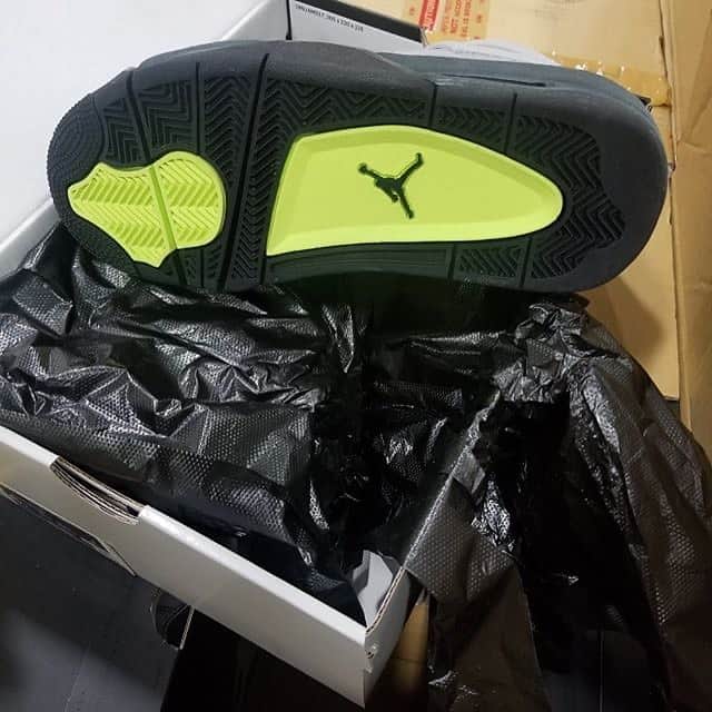 Nice Kicksさんのインスタグラム写真 - (Nice KicksInstagram)「LINK IN BIO for more // Here’s the first look at the upcoming Jordan 4 “Neon Air Max 95”. First thoughts?」1月24日 0時52分 - nicekicks
