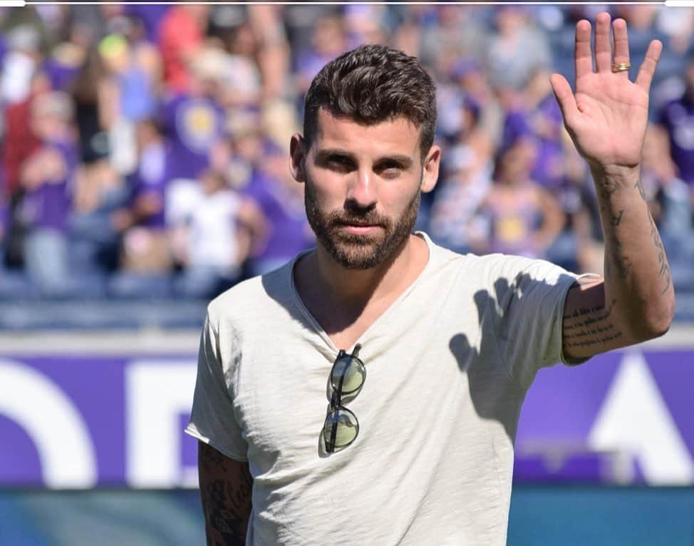 アントニオ・ノチェリーノのインスタグラム：「È arrivato il momento di dire addio al mio grande e unico amico il Calcio. Una decisione sofferta ma ponderata, la mia soddisfazione e aver realizzato il sogno di mio padre che poi è diventato anche il mio. Volevo ringraziare i miei genitori e le mie sorelle che con il loro sacrificio e il loro amore mi hanno aiutato a diventare quello che sono, mia moglie la mia roccia e i miei figli che amo più della mia vita. Un ringraziamento va alle società dove ho giocato, gli allenatori che ho avuto, i compagni di squadra da cui ho imparato tantissimo e i tifosi che con il loro supporto e il loro amore verso il giocatore e soprattutto l’uomo mi hanno portato sempre a dare quel qualcosa in più.  Ho deciso di affrontare una nuova sfida, quella dell’allenatore. Una sfida bella, nuova, difficile ma che troverà in me lo stesso spirito, passione, amore e professionalità che ho avuto da calciatore.  Con affetto  Antonio Nocerino 23」