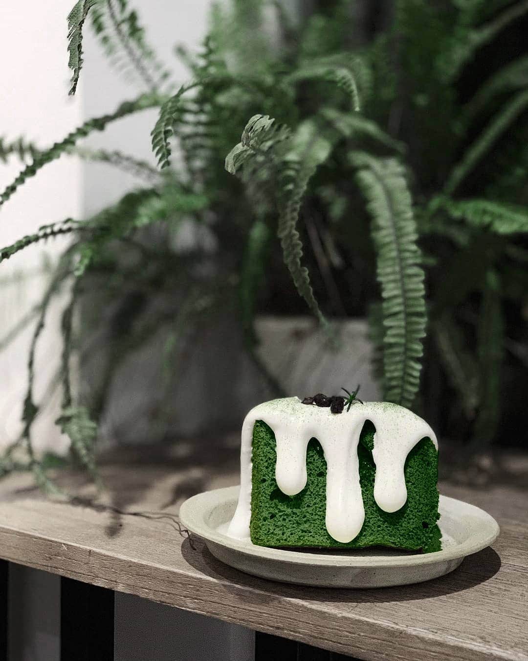 Matchæologist®さんのインスタグラム写真 - (Matchæologist®Instagram)「Tag your #MatchaMates who would not be able to resist this mouthwatering #Matcha #Cake! 😱 😋 We cannot thank @_yushin_ enough for sharing with us this beautiful #MatchaCreation. . Our Midori™ matcha is a perfect matcha grade for use in any matcha dessert recipes that call for a deep green colour and the flavour intensity required to shine through other ingredients. 🍵🌿 . To find out more about our range of premium-quality matcha, click the link in our bio 👉 @Matchaeologist .  Matchæologist® #Matchaeologist Matchaeologist.com」1月24日 0時59分 - matchaeologist