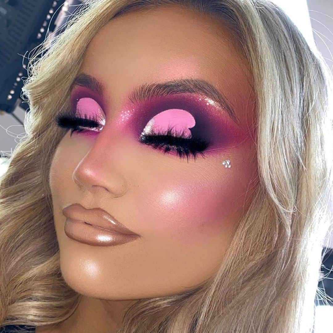 Jeffree Star Cosmeticsさんのインスタグラム写真 - (Jeffree Star CosmeticsInstagram)「Barbie Girl💓 @mmmmitchell uses our #EXTREMEFROST in the shade Lick My Glit on model @ellieekellyy to help create this breathtaking look 🙌🏼✨ #jeffreestarcosmetics」1月24日 1時09分 - jeffreestarcosmetics
