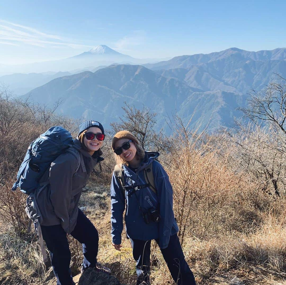 猪鼻ちひろさんのインスタグラム写真 - (猪鼻ちひろInstagram)「山山山！麺麺麺！笑 山頂カップラーメンは最高 富士山が見えた時のパワーは圧巻 撮影しながらみんなで自然を大満喫した日🏔☺️ @yamap55 #yamap55  #登山の思い出ポロポロ投稿　 #登山ファッション #も #お洒落　 #カップラーメン #デザート #美味しすぎ #キャラメリゼ #してくれた 😂 #大山 #丹沢 #大山詣り#登山」1月24日 1時13分 - inohanachihiro