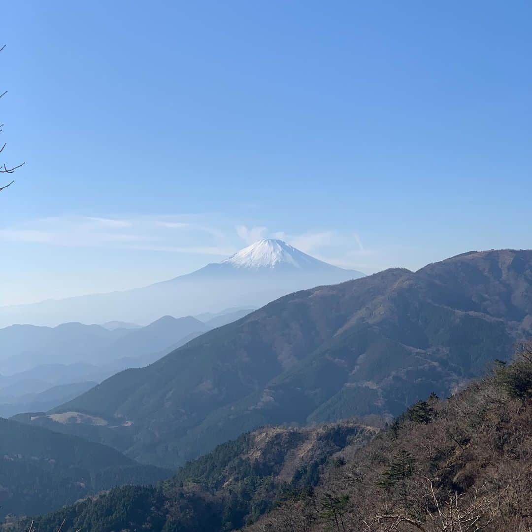 猪鼻ちひろさんのインスタグラム写真 - (猪鼻ちひろInstagram)「山山山！麺麺麺！笑 山頂カップラーメンは最高 富士山が見えた時のパワーは圧巻 撮影しながらみんなで自然を大満喫した日🏔☺️ @yamap55 #yamap55  #登山の思い出ポロポロ投稿　 #登山ファッション #も #お洒落　 #カップラーメン #デザート #美味しすぎ #キャラメリゼ #してくれた 😂 #大山 #丹沢 #大山詣り#登山」1月24日 1時13分 - inohanachihiro