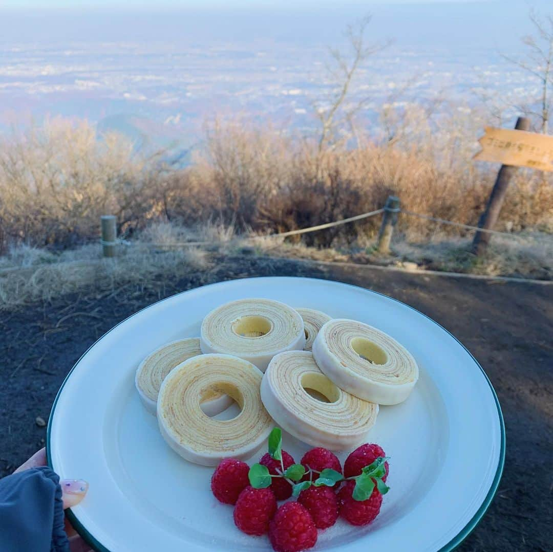 猪鼻ちひろさんのインスタグラム写真 - (猪鼻ちひろInstagram)「山山山！麺麺麺！笑 山頂カップラーメンは最高 富士山が見えた時のパワーは圧巻 撮影しながらみんなで自然を大満喫した日🏔☺️ @yamap55 #yamap55  #登山の思い出ポロポロ投稿　 #登山ファッション #も #お洒落　 #カップラーメン #デザート #美味しすぎ #キャラメリゼ #してくれた 😂 #大山 #丹沢 #大山詣り#登山」1月24日 1時13分 - inohanachihiro