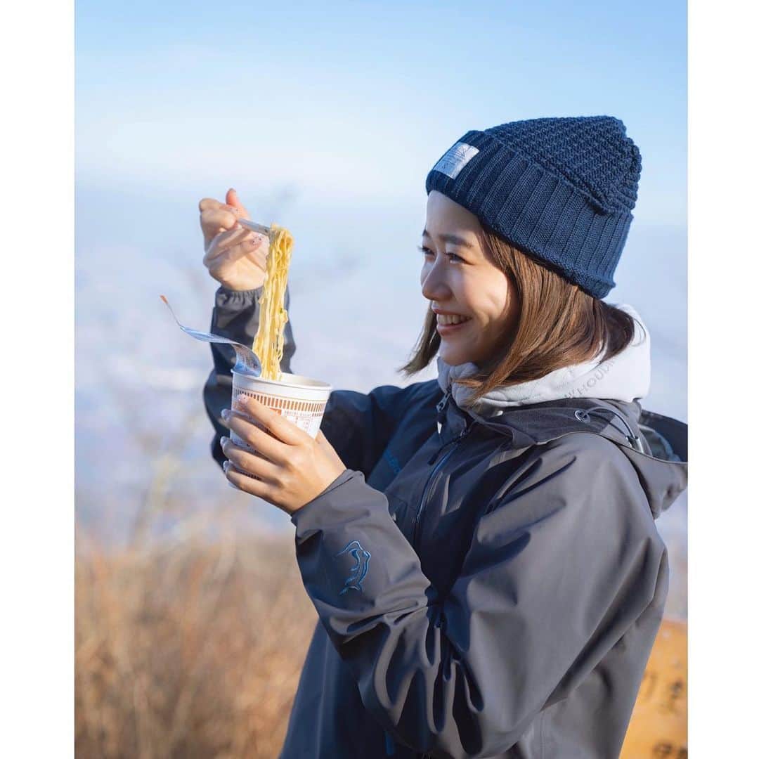 猪鼻ちひろのインスタグラム：「山山山！麺麺麺！笑 山頂カップラーメンは最高 富士山が見えた時のパワーは圧巻 撮影しながらみんなで自然を大満喫した日🏔☺️ @yamap55 #yamap55  #登山の思い出ポロポロ投稿　 #登山ファッション #も #お洒落　 #カップラーメン #デザート #美味しすぎ #キャラメリゼ #してくれた 😂 #大山 #丹沢 #大山詣り#登山」