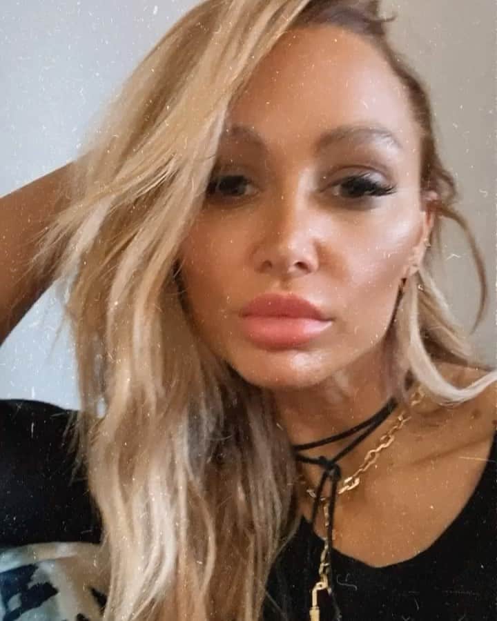ルー・ティーズデールのインスタグラム：「Just me posin sorry. 😐 - Treatments from @flawlesscosmetic #gifted Tan: on my face I use @tanologisttan dark water which is clear so it doesn’t cause breakouts or blocked pores but you wake up with a really deep tan and hardly need any make up.  Foundation - @ctilburymakeup flawless filter foundation.  Lips - @ctilburymakeup “sexy sienna”」