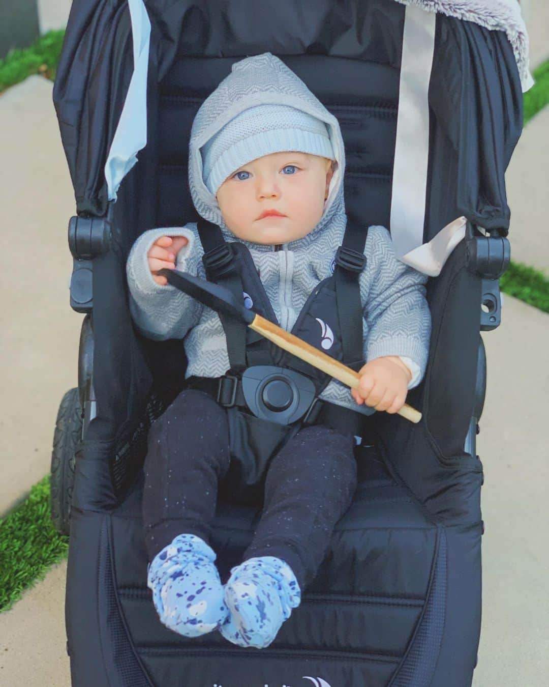クレア・ホルトのインスタグラム：「PRO TIP: Do not buy toys for babies. They only want to play with remotes, iPhones, and spatulas.」