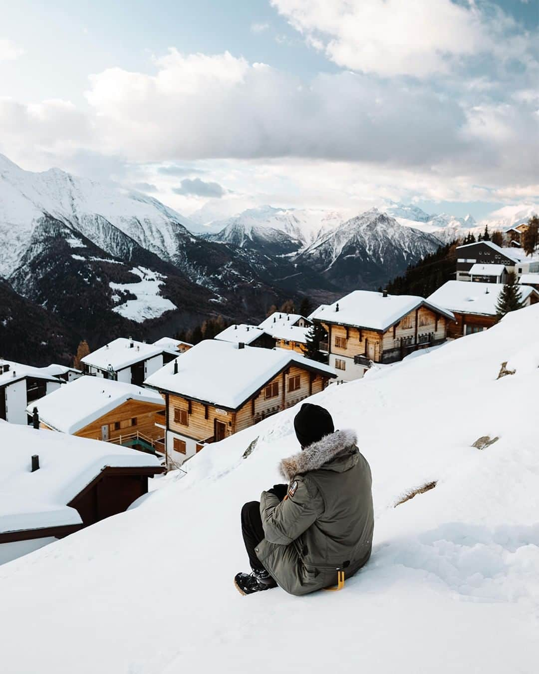 パラジャンパーズさんのインスタグラム写真 - (パラジャンパーズInstagram)「Snow-capped roofs and white mountain peaks - the perfect backdrop for a winters' evening. Keep cosy in the Right Hand, just like our #PJSFriends @livewithoutshoes . . . #Parajumpers #PJS #PJSFriend #Outerwear #Coats #Travel #Adventure #Explore #Explorer #Adventurer #Traveller #AW19 #FW19 #Winter #Jacket #Menswear #WinterCoat #PaddedJacket #PufferJacket #DownCoat #Bettmeralp #RIGHTHAND」1月24日 1時30分 - parajumpers_official