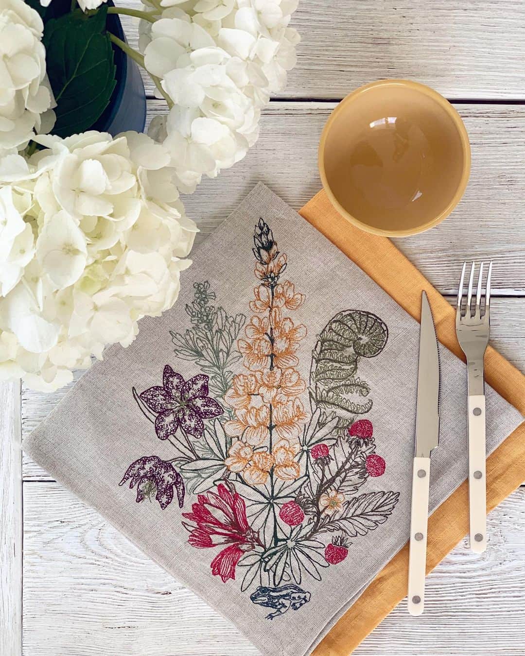 のインスタグラム：「A behind the scenes look at our Spring 2020 photoshoot! We are on location this week capturing our new collection and a few of our favorite Springtime styles including our Prairie Linen table linens shown here with ceramics by @marciemcg 💐 #coralandtusk」