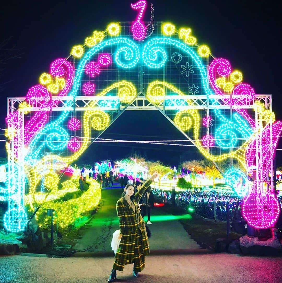 DJ JUICYのインスタグラム：「グランイルミやってるの知らなくて、たまたま近くの旅館♨️に泊まってたから行ってみたら楽しかった⤴️🤩✨ イルミネーションキラキラ💖音楽もかかってて良かった🎶🙌✨ そしてイルミネーションの上を滑空出来るジップライン🤩【出所した時のゴーン変装キラキラバージョン】🤣🤣🤣景色綺麗🤩🙌💖 そしてジューシーくんは、旅館の関係上お留守にしたんだけどグランパル公園！ワンちゃん🆗じゃん🤩🤩🤩✨✨ 中にバギーもレンタルあって！イルミネーション越しのジューシーくん撮りたかったな😣  #伊豆ぐらんぱる公園  #グランイルミ #イルミネーション #ジップライン #ゴーン変装 #キラキラ #ワンちゃんok」