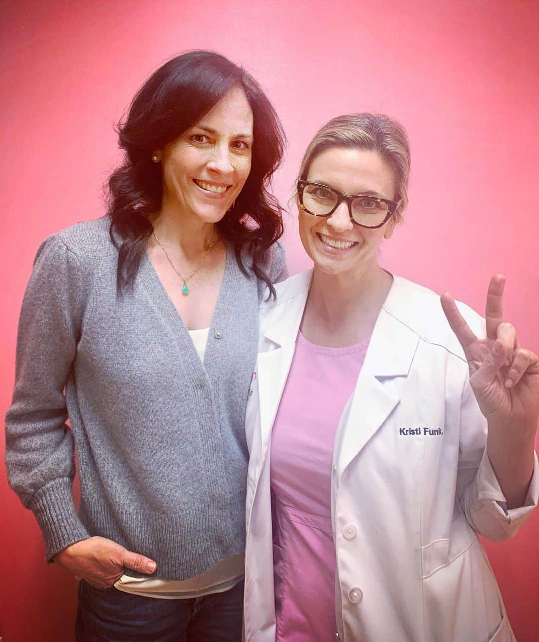 アナベス・ギッシュさんのインスタグラム写真 - (アナベス・ギッシュInstagram)「One of my personal health heroines and bestselling author @drkristifunk can absolutely energize and empower a room. Join me in attending her upcoming summit.  Prepare to get challenged with information that inspires and transforms. Let’s elevate our health together! #cancerkickingsummit #http://pinklotus.com/summit」1月24日 10時55分 - annabeth_gish