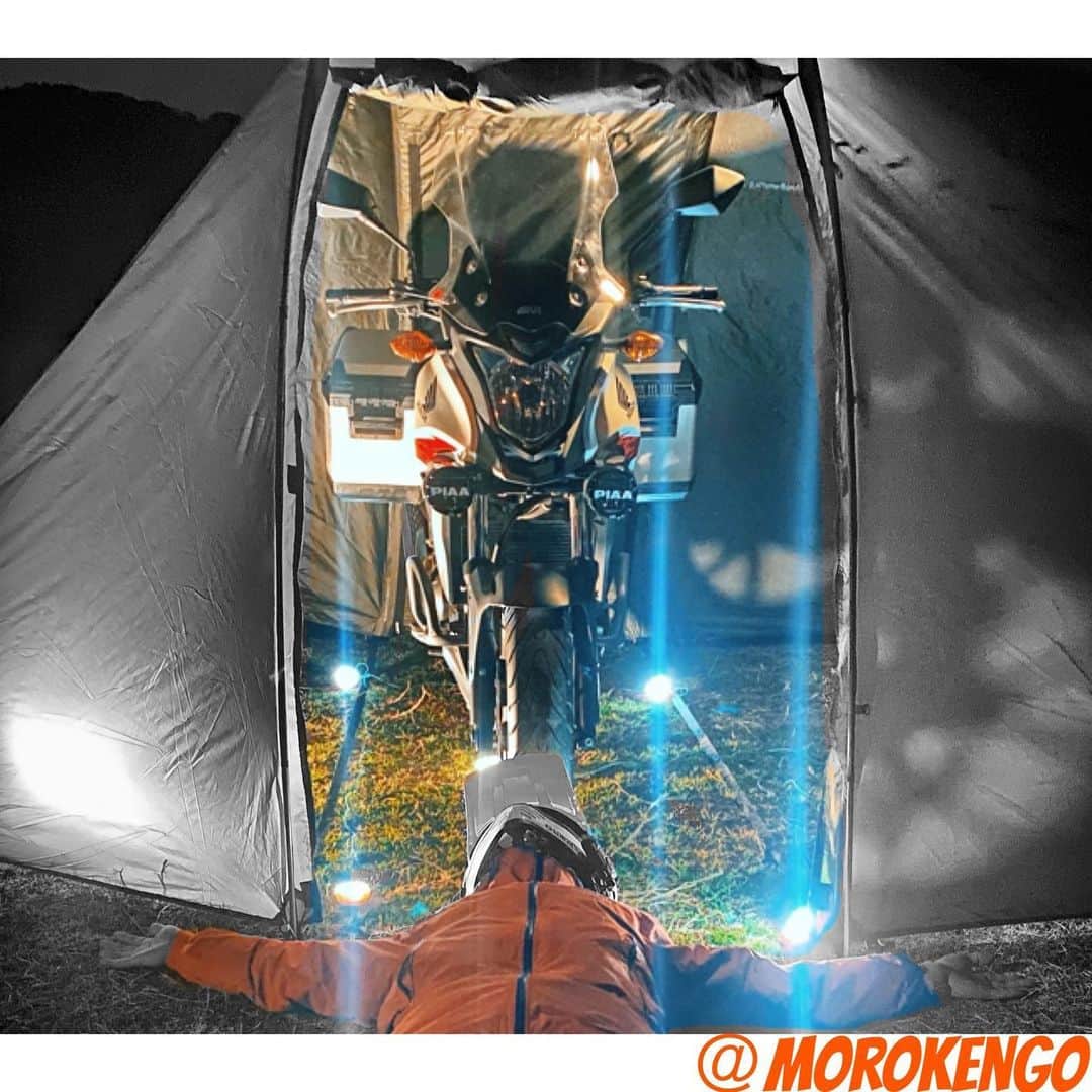 モロケンさんのインスタグラム写真 - (モロケンInstagram)「キャンプ場でモーターショーしてきた。🏍ﾌﾞﾝﾌﾞﾝ. . ライト8個使ってますw . . #天草 . #amakusa . #熊本 . #kumamoto . #400x . -----------. #バイク . #バイクのある風景 . #バイク好きな人と繋がりたい . #バイク旅 . #キャンプ . #キャンプ飯 . #キャンプギア . #日本一周 . #モロケン . #morokengo  #オーストラリア留学 . #機車 . #motorcycle . #오토바이 . #motocicleta . #Motorrad .」1月24日 10時57分 - morokengo