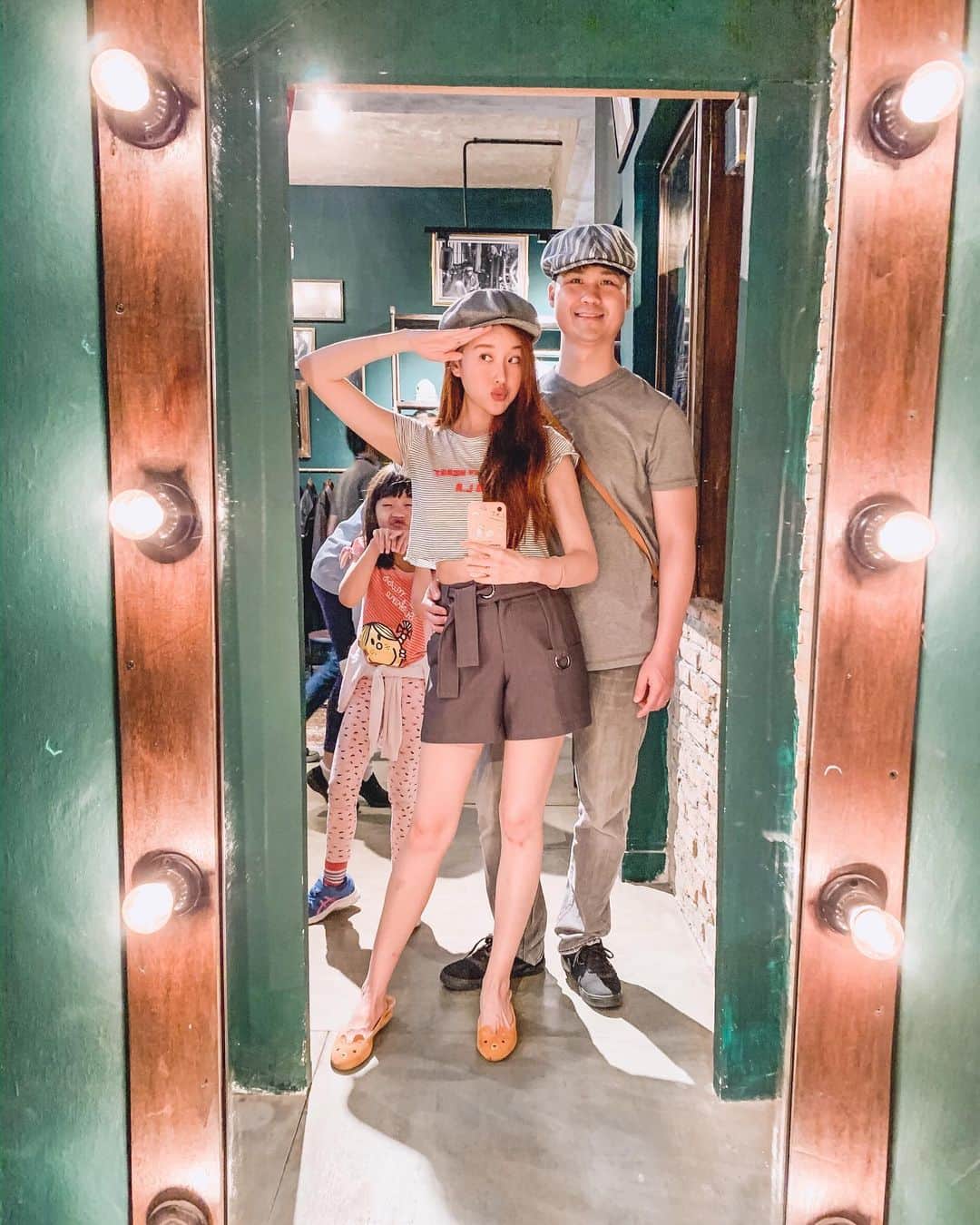 ジェシカ・ヤマダのインスタグラム：「Photobombing level: Lil Miss Sophie + Sexy Butt @chloe.soenario. 😝💣 P.S. Ant said the hats gave us some #PeakyBlinders vibe, which he appreciates cause he loves that show. 🤷🏻‍♂️📺 Any of you guys watch it too? 👀 . #antjess #jesswears #ellejessinjkt #mblocspace」