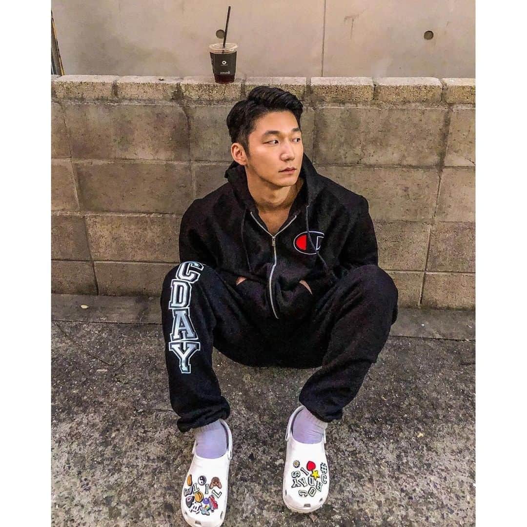 のインスタグラム：「ルーズシルエットにCrocs❗ ⁣たまにはブレイクタイムも必要だよ🥤 ⁣#Crocs #クロックス #CrocsAndSocks #ルーズシルエット #ジャージ」