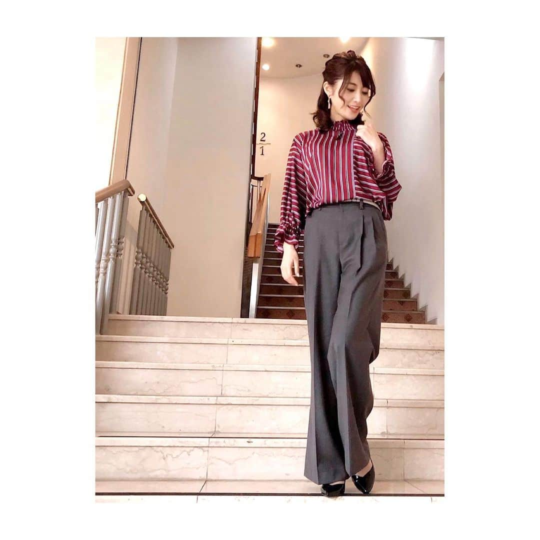 久保井朝美さんのインスタグラム写真 - (久保井朝美Instagram)「🦓 衣装のトップスは 縦縞と横縞を組み合わせた アシンメトリーストライプ💞 ． オンエア後に 新しい番宣を撮りました📺 お楽しみに🤗✨ ． #アシンメトリートップス #ストレートパンツ #ハンサムコーデ」1月24日 11時15分 - asami_k920