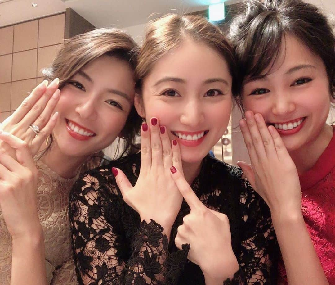 淡輪優希さんのインスタグラム写真 - (淡輪優希Instagram)「1枚目は二次会幹事メンバー打ち上げ🍻💛いやぁ助かった。本当にありがたかったです😭持つべきものは友だと心から再確認しました。そしてみんな今までバラバラの友達でほぼ初めましてだったのに、すっかり仲良しになってくれてそれも嬉しかった！ありがとうございました🙇‍♀️一生の友！これからもよろしくお願いします☺️🤲 . そして2枚目からは1月に会えた大好きな人たちとのお写真です📷！結婚式終わってもみんなお祝いしてくれたり😢💙はーん。 結婚するって相手との関係はもちろんだけど、友人関係も本当に凄く絆が深まるというか、愛が深まります！笑 ずっと大切にしたいと思う友達がたくさんいて幸せです。」1月24日 11時08分 - yukitannowa