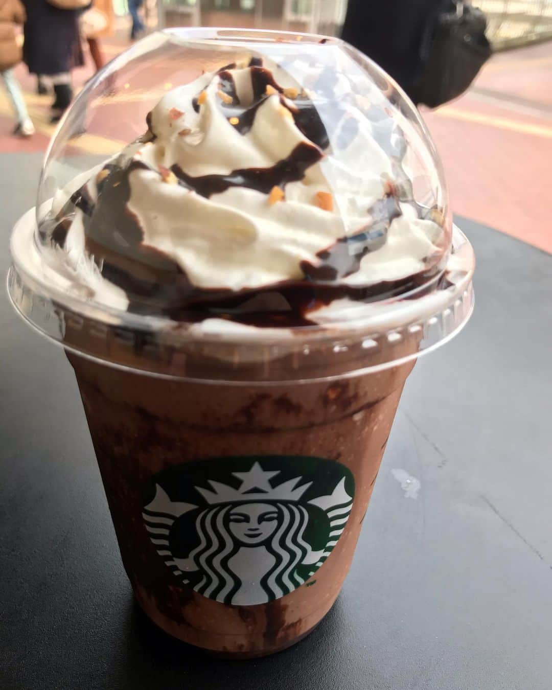 石川修司のインスタグラム：「ジムの後、新作のチョコレートアーモンドプラリネフラペチーノを飲んでおります。 ジムの後なのでカロリーゼロ。いつか新作でフラペチーノにプロテインいれてほしい。 #starbucks  #うまし #ありがとうございます」