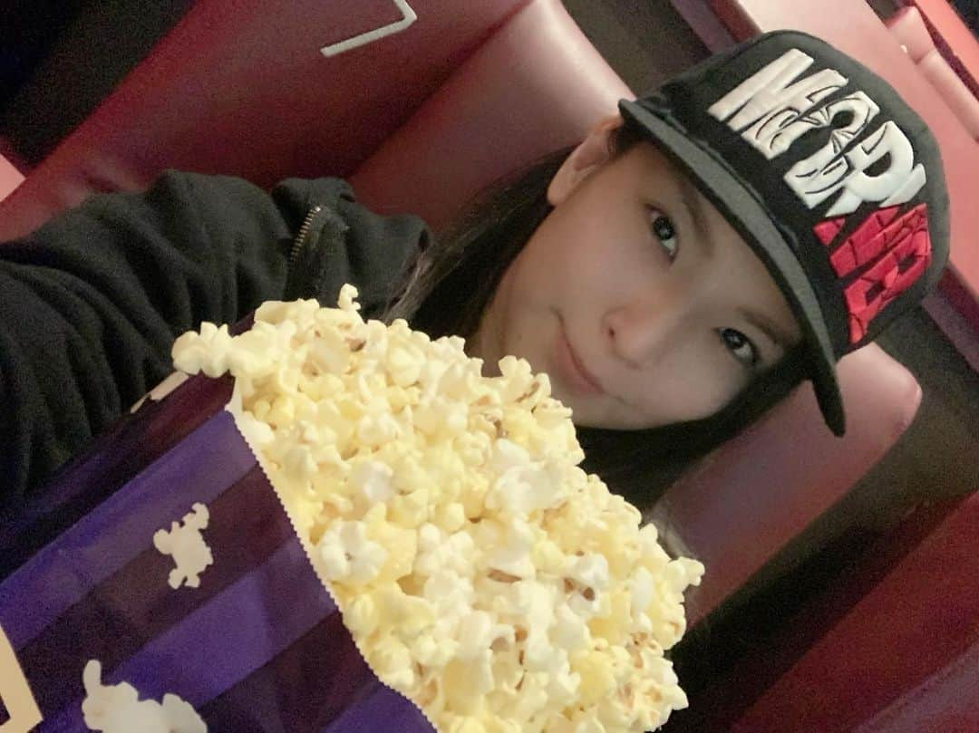 志田光さんのインスタグラム写真 - (志田光Instagram)「Watch “Dolittle” and enjoyed! How comfortable American movie theaters are...!✨ ロバートダウニーJr.の「ドリトル」観てきました🤩 アメリカの映画館快適すぎて・・！ #movie #theater #dolittle #robartdowneyjr #popcorn #映画館 #映画 #ドリトル #ポップコーン #hikarushida」1月24日 11時18分 - shidahikaru