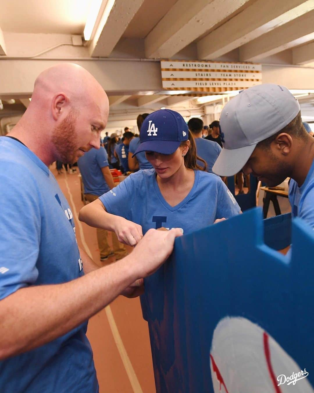 Los Angeles Dodgersさんのインスタグラム写真 - (Los Angeles DodgersInstagram)「‪The Dodgers, along with @dodgersfoundation, participated in a day of service with @habitatla to build playhouses for underserved children and @projectsunshine to assemble activity kits for hospitalized pediatric patients. ‬」1月24日 11時30分 - dodgers