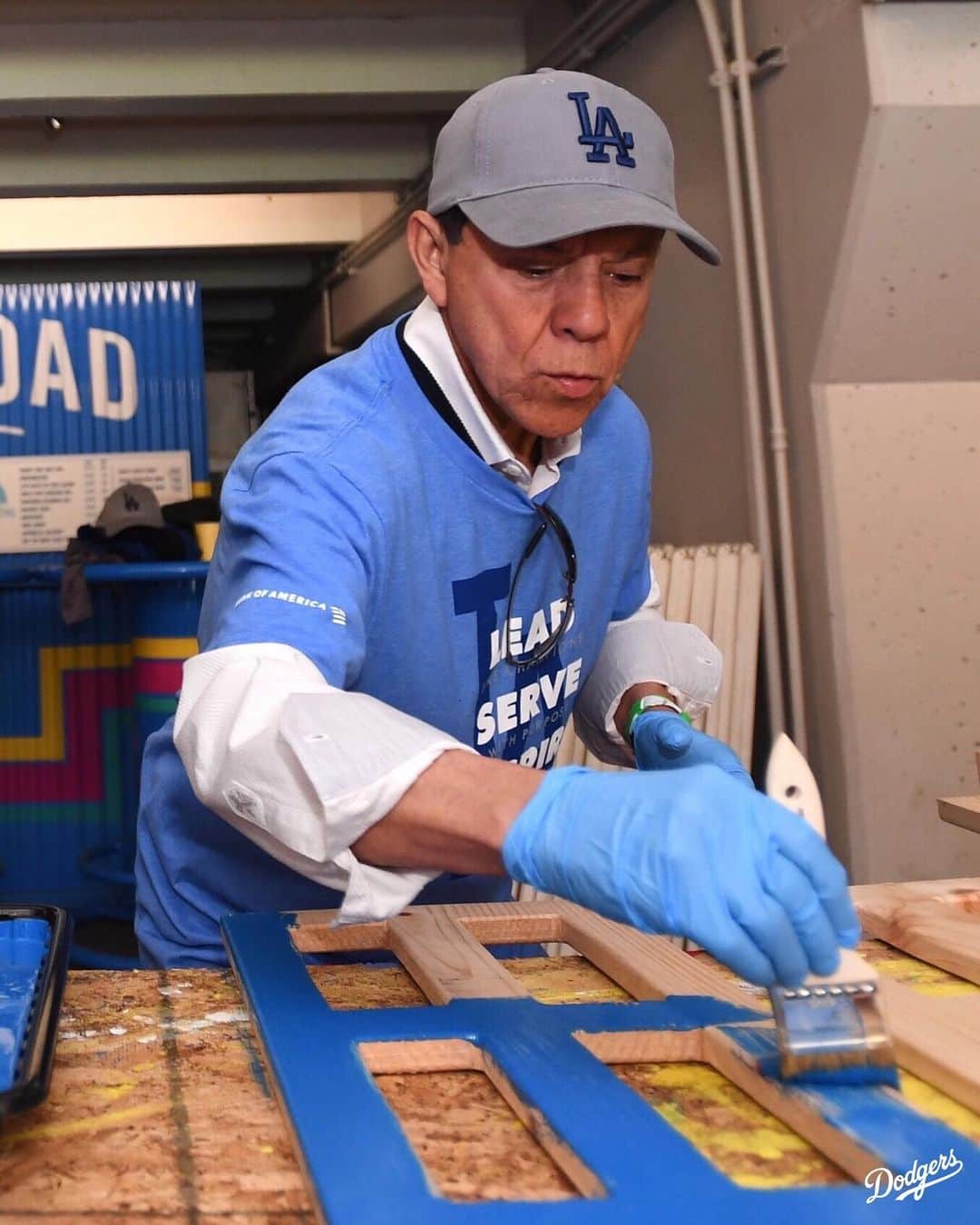 Los Angeles Dodgersさんのインスタグラム写真 - (Los Angeles DodgersInstagram)「‪The Dodgers, along with @dodgersfoundation, participated in a day of service with @habitatla to build playhouses for underserved children and @projectsunshine to assemble activity kits for hospitalized pediatric patients. ‬」1月24日 11時30分 - dodgers
