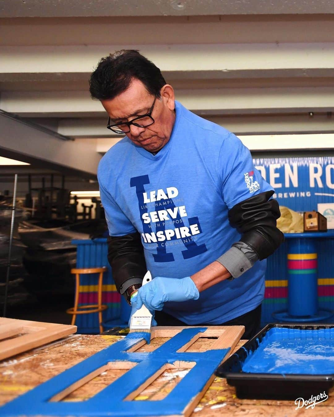 Los Angeles Dodgersさんのインスタグラム写真 - (Los Angeles DodgersInstagram)「‪The Dodgers, along with @dodgersfoundation, participated in a day of service with @habitatla to build playhouses for underserved children and @projectsunshine to assemble activity kits for hospitalized pediatric patients. ‬」1月24日 11時30分 - dodgers