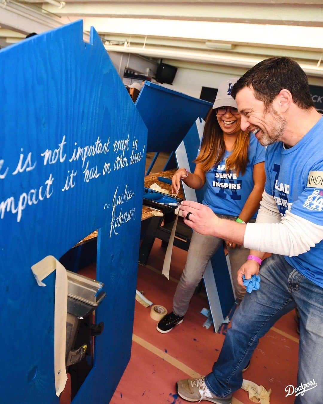 Los Angeles Dodgersさんのインスタグラム写真 - (Los Angeles DodgersInstagram)「‪The Dodgers, along with @dodgersfoundation, participated in a day of service with @habitatla to build playhouses for underserved children and @projectsunshine to assemble activity kits for hospitalized pediatric patients. ‬」1月24日 11時30分 - dodgers