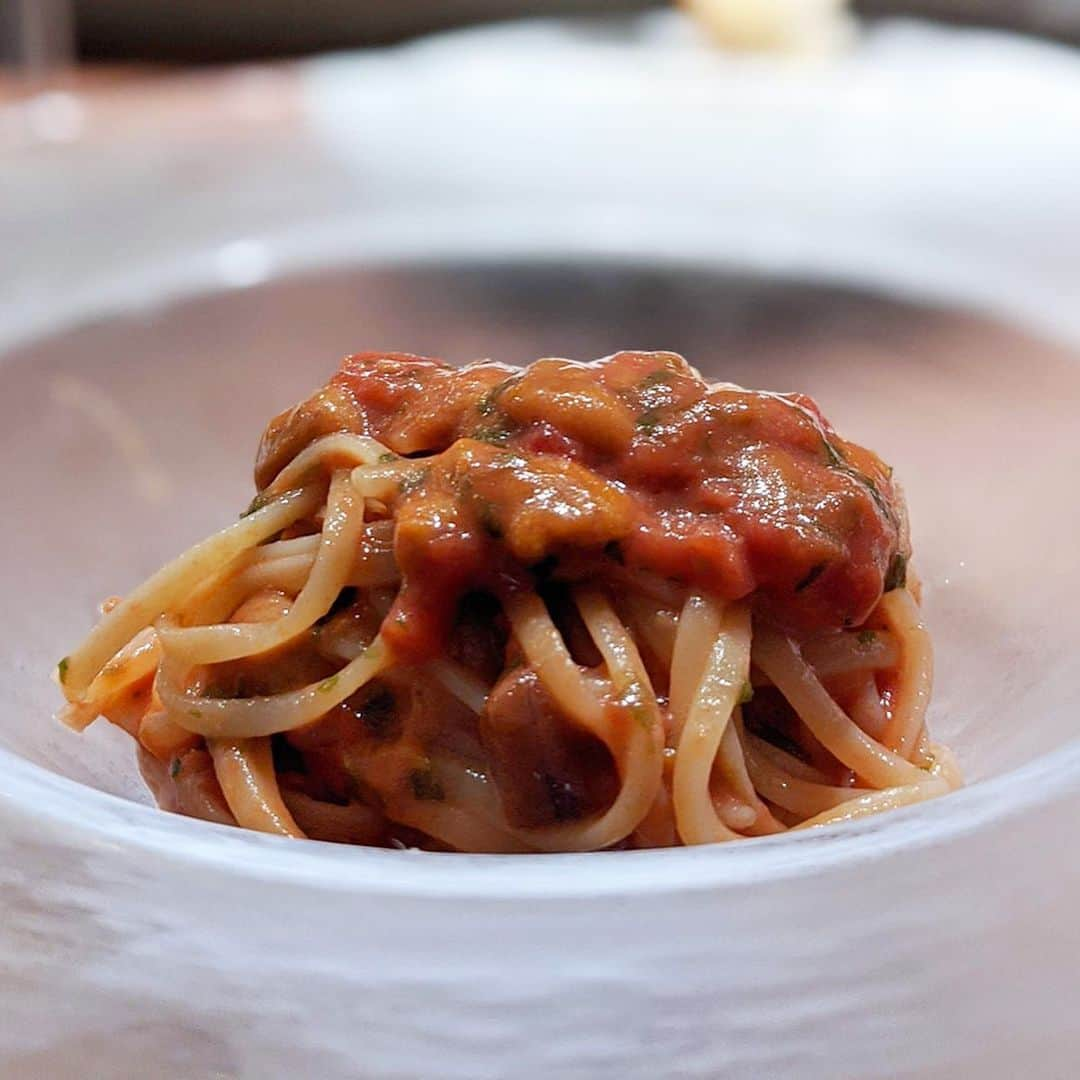 大見さなえさんのインスタグラム写真 - (大見さなえInstagram)「生ウニと生のりの冷製バベッティーネ😍🍝﻿ 銀座『Osteria da K.』﻿ 三ツ星"鮨よしたけ"が手がけるイタリアン☺️🇮🇹﻿ ﻿ 濃厚なウニと生のりの磯の香りがたまらない🥺💓💓💓﻿ トマトベースだから最後に食べても、さっぱり食べやすい😍﻿ ﻿ バベッティーネとは…🧐スパゲッティを﻿ 少し平に潰したような形状で、リングイネよりも少し細め✨﻿ ﻿ その他サワラのカルパッチョ、﻿ カリフラワーのフリットに生ハムを合わせたものは﻿ カリフラワー食べた中で1番好きだった🤤💓﻿ 白ワインとも合いすぎる😍😍﻿ ﻿ #パスタ #冷静パスタ #オステリアダカッパ﻿ #osteriadakappa #pasta #麺﻿ #北海道産生ウニと生のりの冷製バベッティーネ﻿ #バベッティーネ #麺スタグラム﻿ #めぐログ_銀座グルメ #東京グルメ #pixel4」1月24日 11時41分 - tabe_megumi