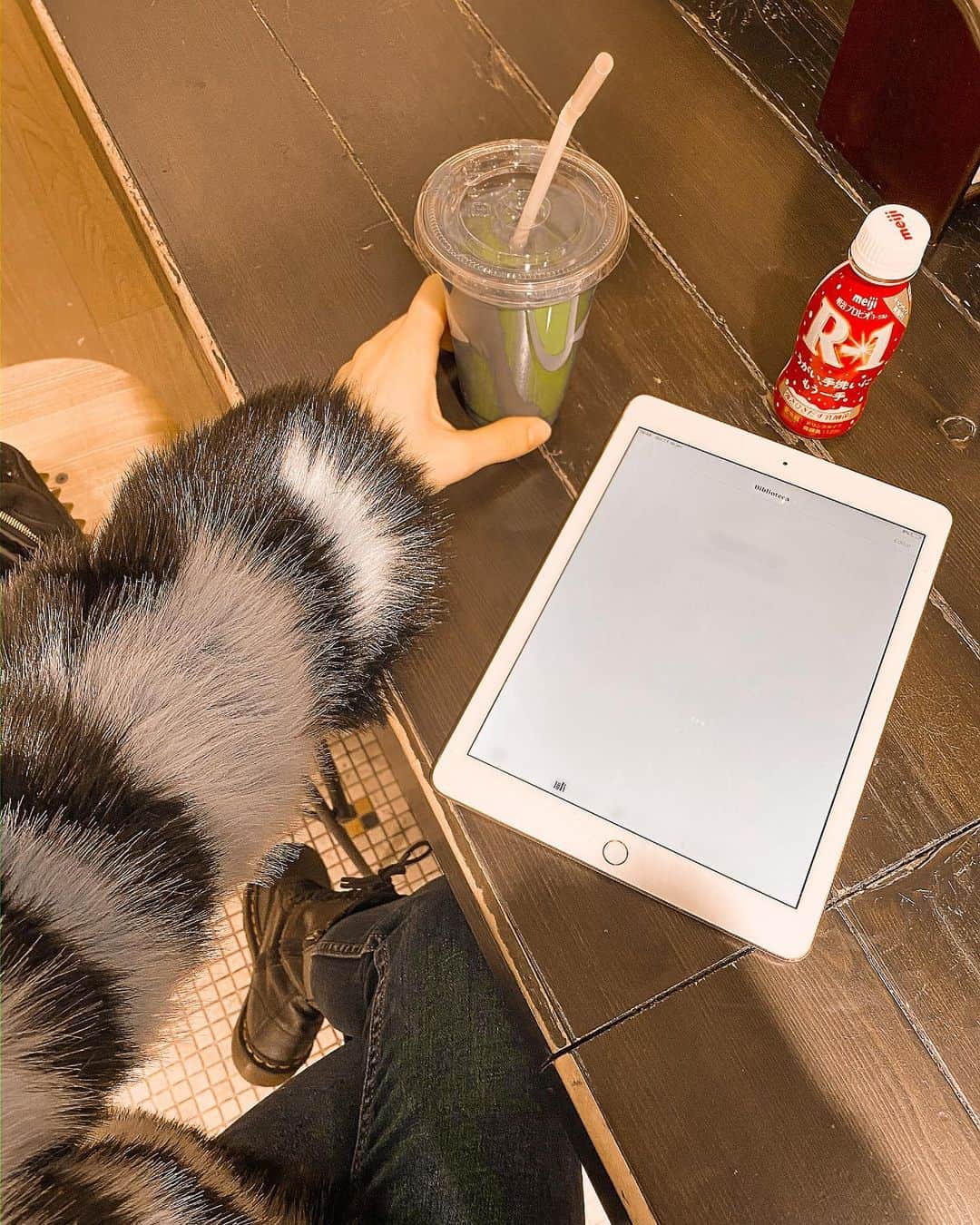 のインスタグラム：「読書中...😌 最近、食生活が良くないから、 ヘルシーカフェをチョイス！ インフルエンザが流行ってるので、 体調管理が大事☝️ . . . #風邪予防　#インフルエンザ予防  #体調管理　#スムージー　#読書」