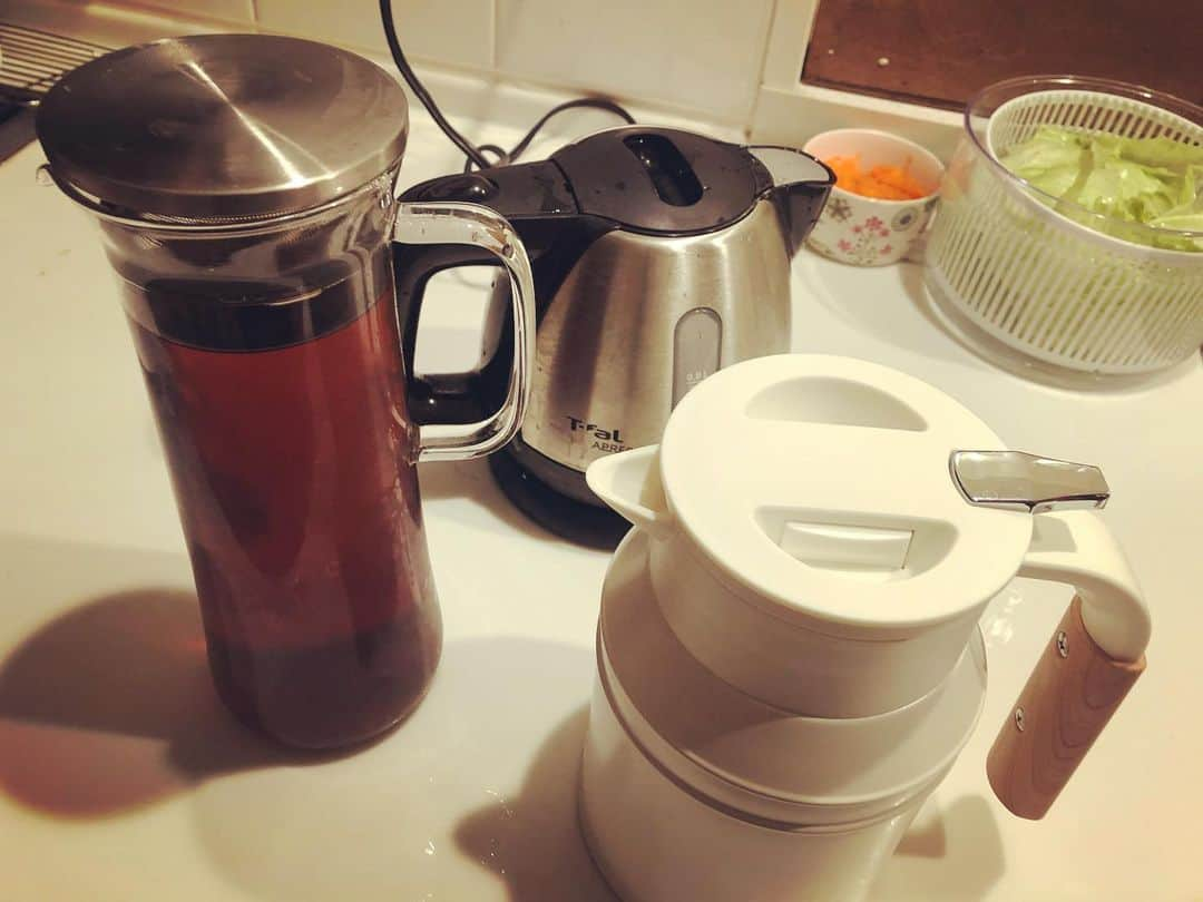 小野さゆりさんのインスタグラム写真 - (小野さゆりInstagram)「お茶三種の神器。  ケトル 耐熱ガラスピッチャー 魔法瓶ポット  いままで料理に使う鍋で沸かして、冷めるまでまってアクリルピッチャーにこぼしながら移してたけど、 断然ケトルが衛生的でお湯が沸くの早くて入れやすい。  沸騰した水を耐熱ガラスピッチャーに入れてお茶パック。冷めたら冷蔵庫。 冷たくなったら保冷温ポットに移す。 あったかいのがよかったら沸騰したお湯を保温ポットに入れて麦茶パック。  冷めるまでまって移し替えの手間がなくなるだけで快適すぎる。 ガラスピッチャーだと飲み物の味も変わらないし、キンキンに冷えるし  魔法瓶ポットは飲み物が温かい、冷たいままで結露水滴出なく一日机にだしっぱなしで🆗だから快適  なにより大嫌いだったお茶作りが楽しくなった。  今までなぜ使わなかったんだ。  #キッチン　#時短　#ケトル　#耐熱ガラスピッチャー　#保温ポット　#三種の神器」1月24日 11時36分 - sayuriono0301