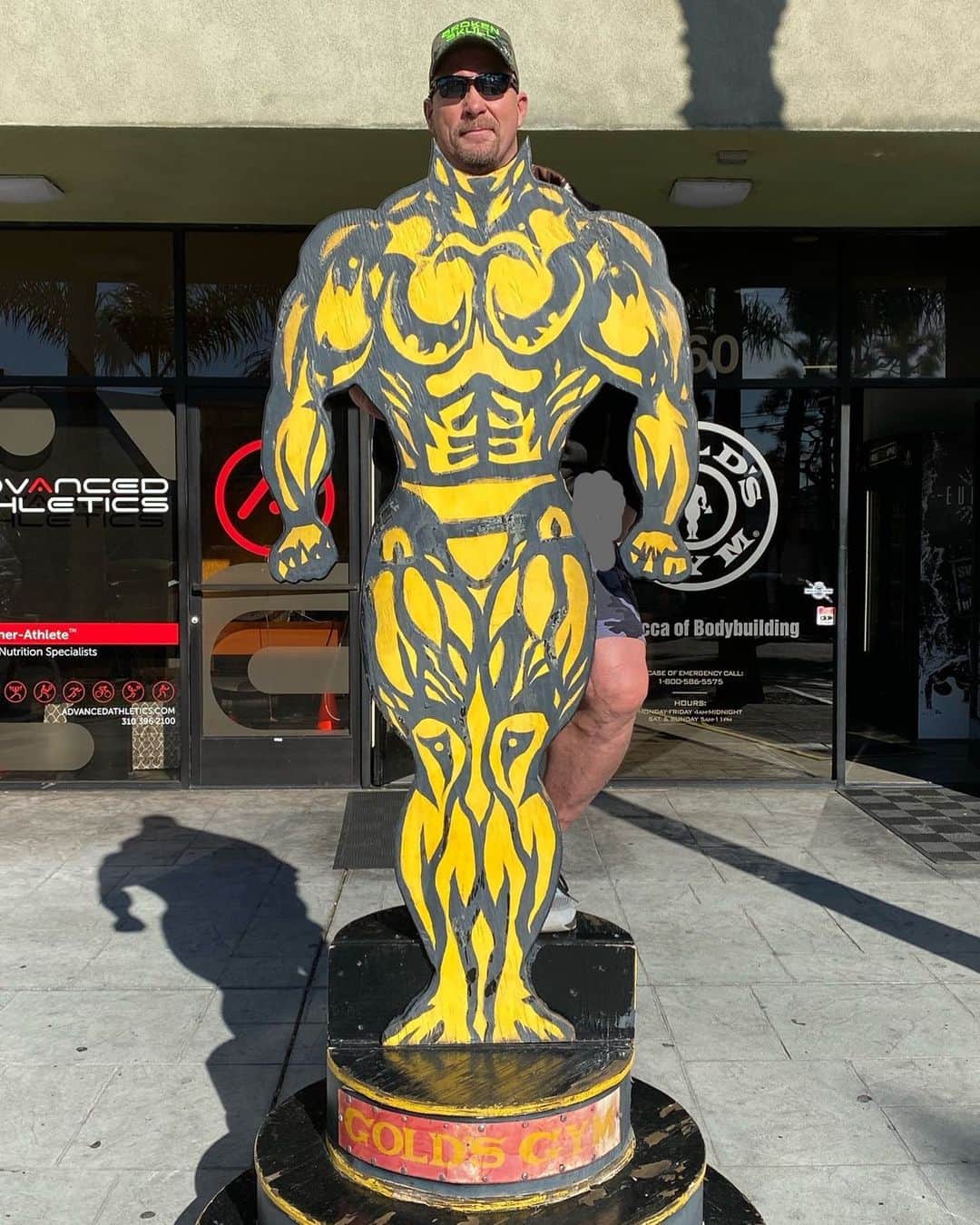ストーン・コールド・スティーブ・オースチンのインスタグラム：「MUSCLE MEMORY IS REAL!! After only one day of training in 2020 I have returned to top physical conditioning.  Thanks @goldsgym #venicebeach  #mecca #goldsgym  #trainhard #nopainnogain  #sweat #diet #abs #physique  #protein #margaritas #plantbased  #walkrunning」