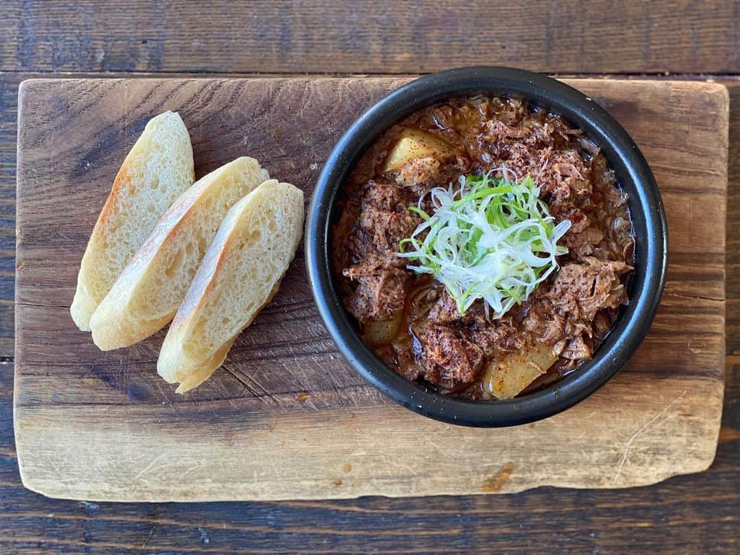 のインスタグラム：「✴︎ “SPICY WAGYU STEW”  The spicy dish which stewed wagyu tendon with tomato and miso softly.🥘 #nisekorestaurant#hokkaodo#nisekodining#ski#niseko#hirahu#barn#thebarn#thebarnbyodin」