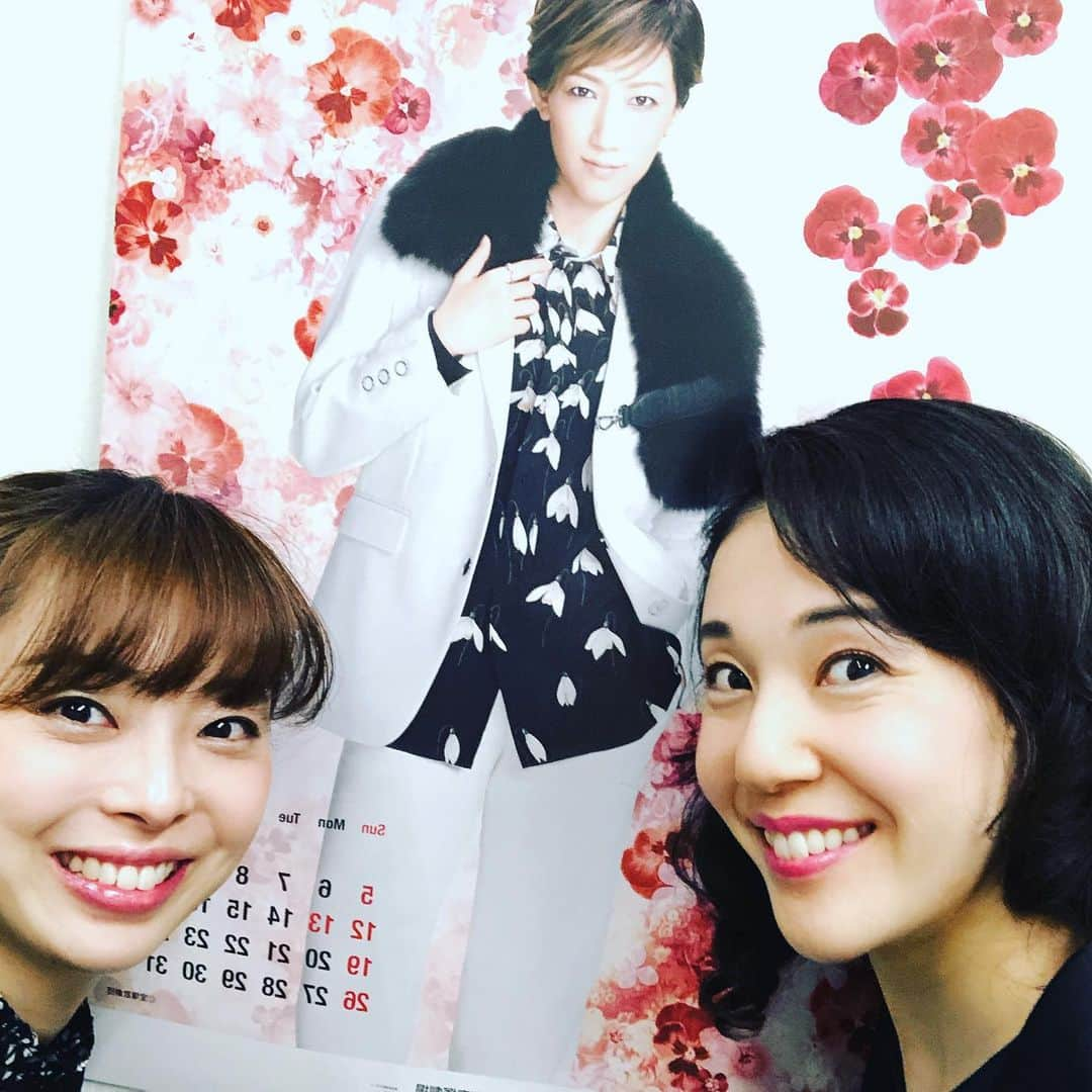 音花ゆりのインスタグラム：「. . 先日、宙組さんを観に行きました✨ いやー。もう本当に素敵でした😆✨✨✨ ゆりかちゃんが本当にカッコ良くて、ききちゃんも本当にカッコ良くて、隅々まで目が足りないくらい皆さんキラキラしてて…3時間があっという間に過ぎました❤️ 感動をありがとうございました🙇‍♀️✨ 我らがじゅんこさんがお芝居もショーも素敵過ぎてラブ❤️でした❤️ . 一緒に観劇のあっこさんとも果てしないお喋りができて、誠に良い1日でした😊❤️ . . #宙組　#東京宝塚劇場  #イスパニアのサムライ #アクアヴィーテ」