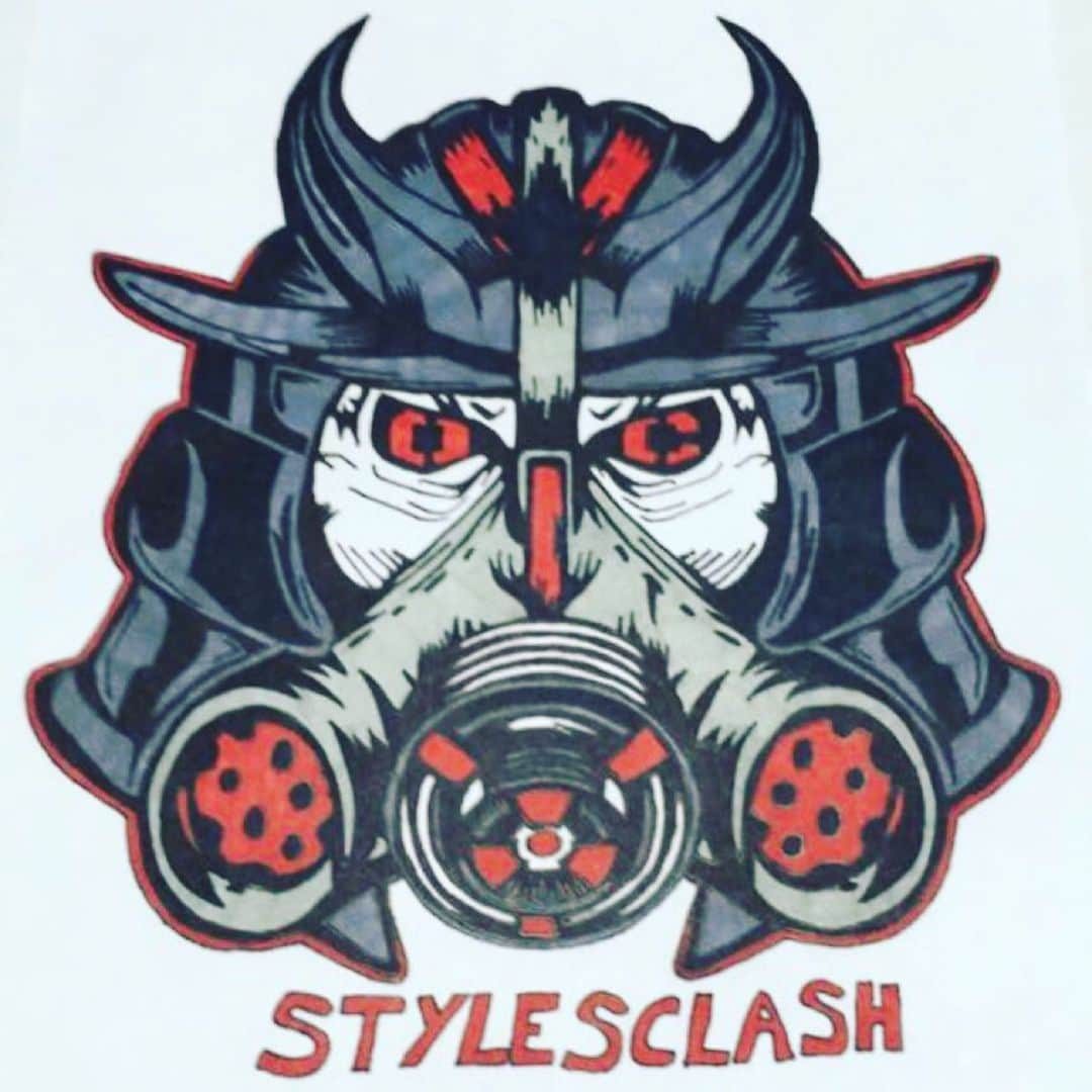 アレン・ジョーンズのインスタグラム：「Mixer.com/STYLESCLASH stream live now.」