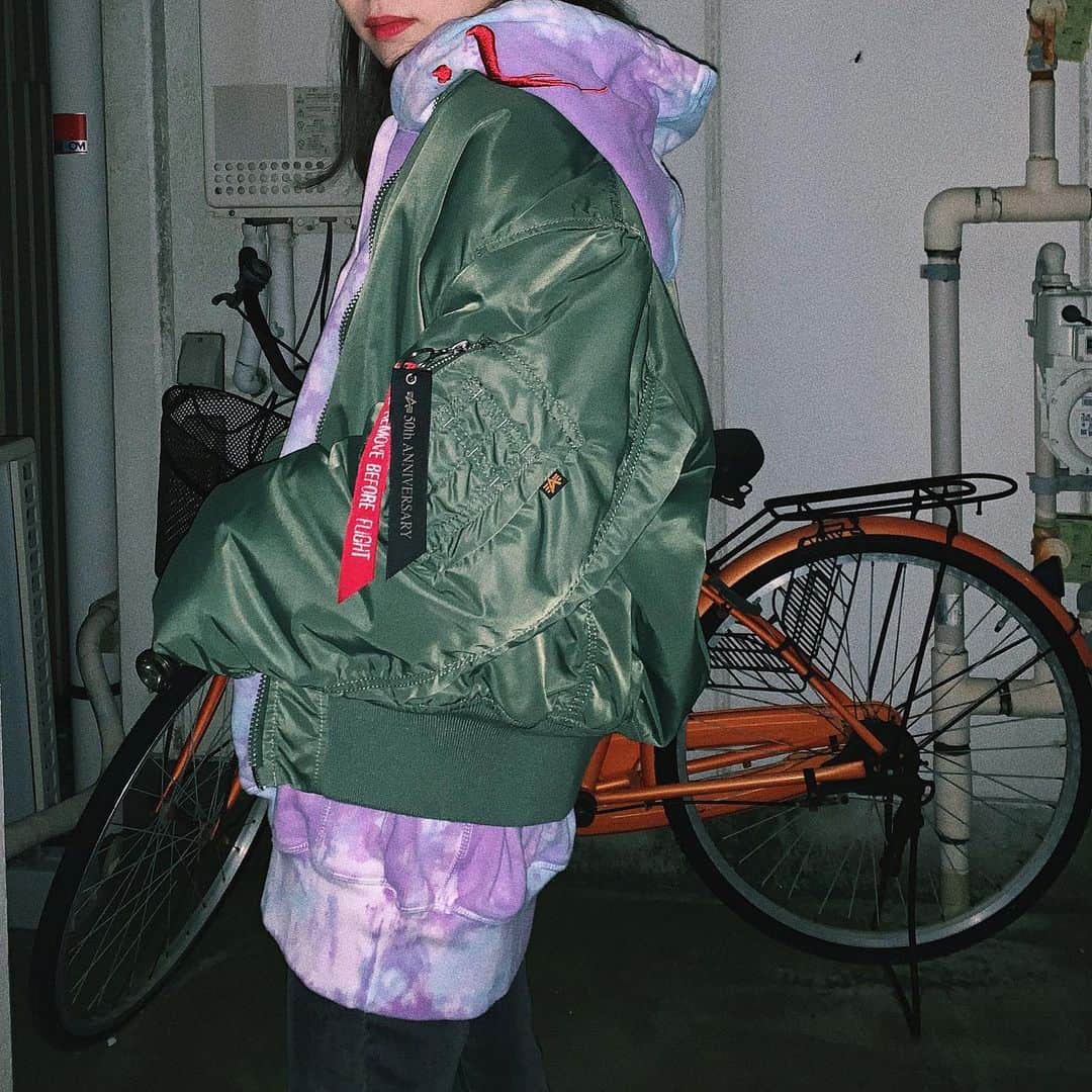 sayocoのインスタグラム：「tie-dye💜💙🚲 (よく見たら後ろに虫がいてゾワ)」
